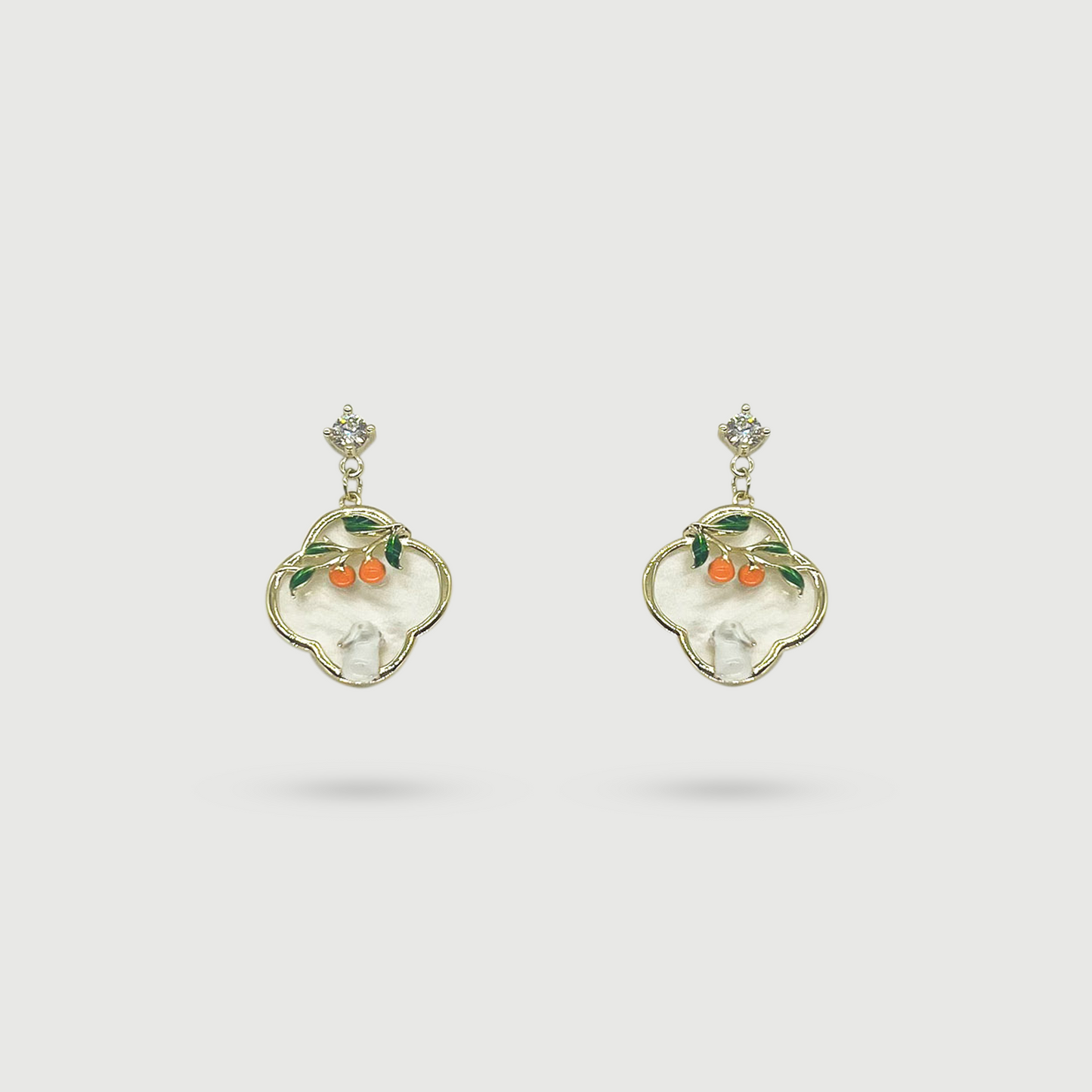 Boucles d'oreilles lapin blanc sous l'oranger émaillé à la main en verre taillé, bijoux femme élégant, idée cadeau original, collection Animaux et Jardin