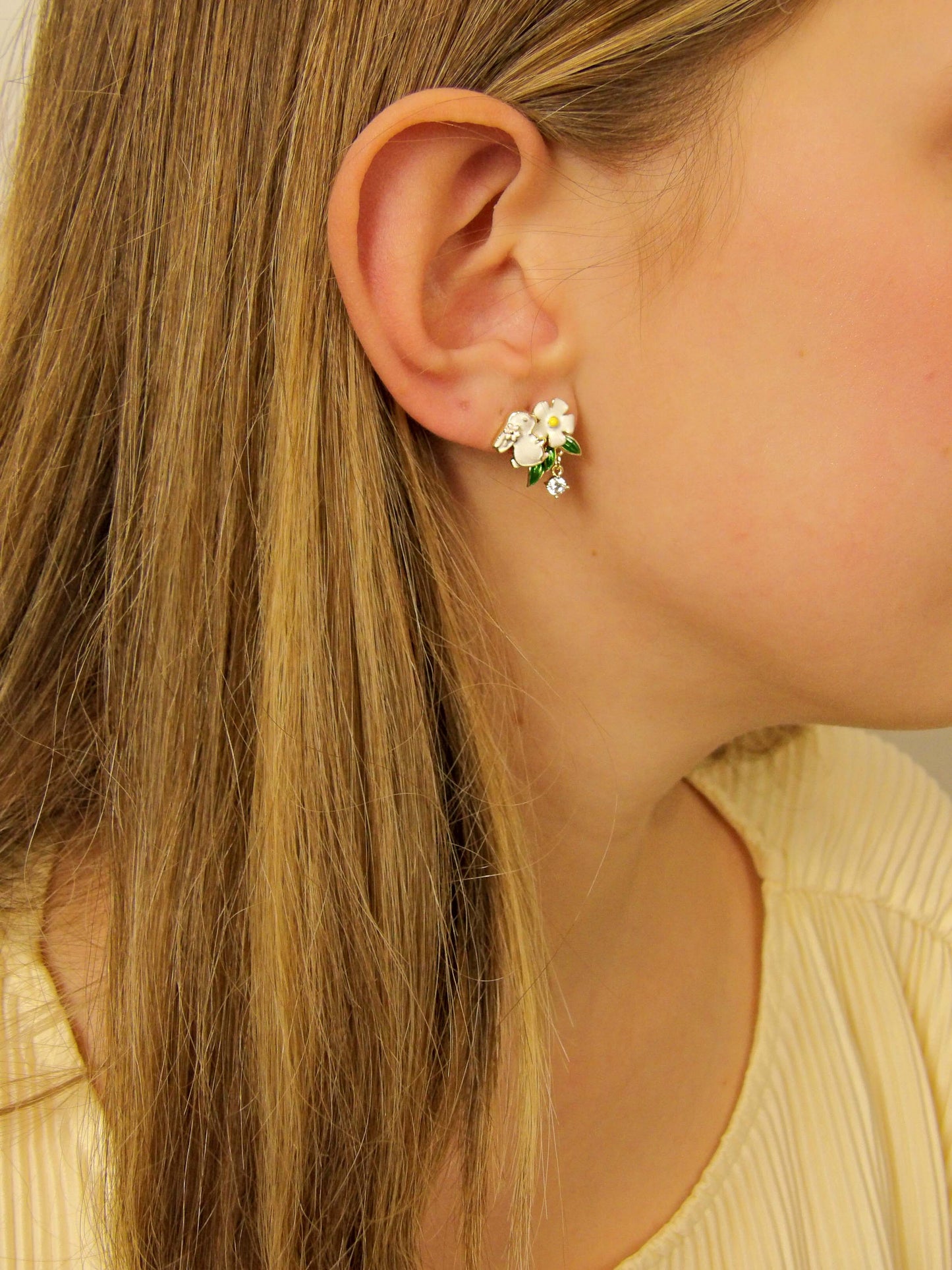 Boucles d'oreilles lapin avec fleur blanche