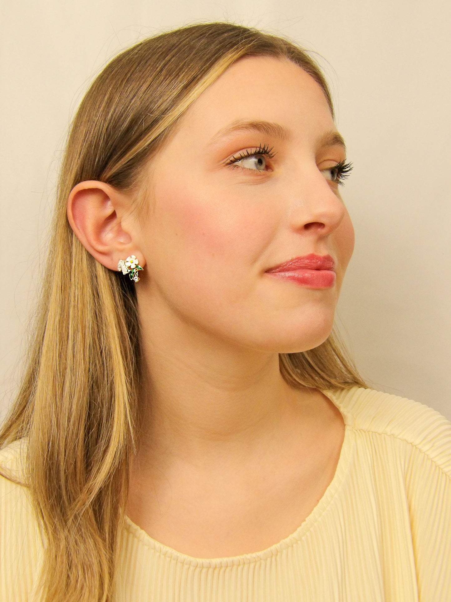 Boucles d'oreilles lapin avec fleur blanche émaillé à la main en verre taillé, collection Animaux et Jardin, idée cadeau bijoux femme élégants