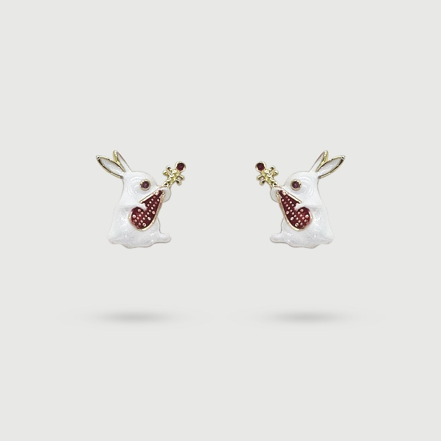 Boucles d'oreilles lapin blanc avec guitare rouge émaillé à la main, collection Jardin, idée cadeau original, bijoux femme élégant