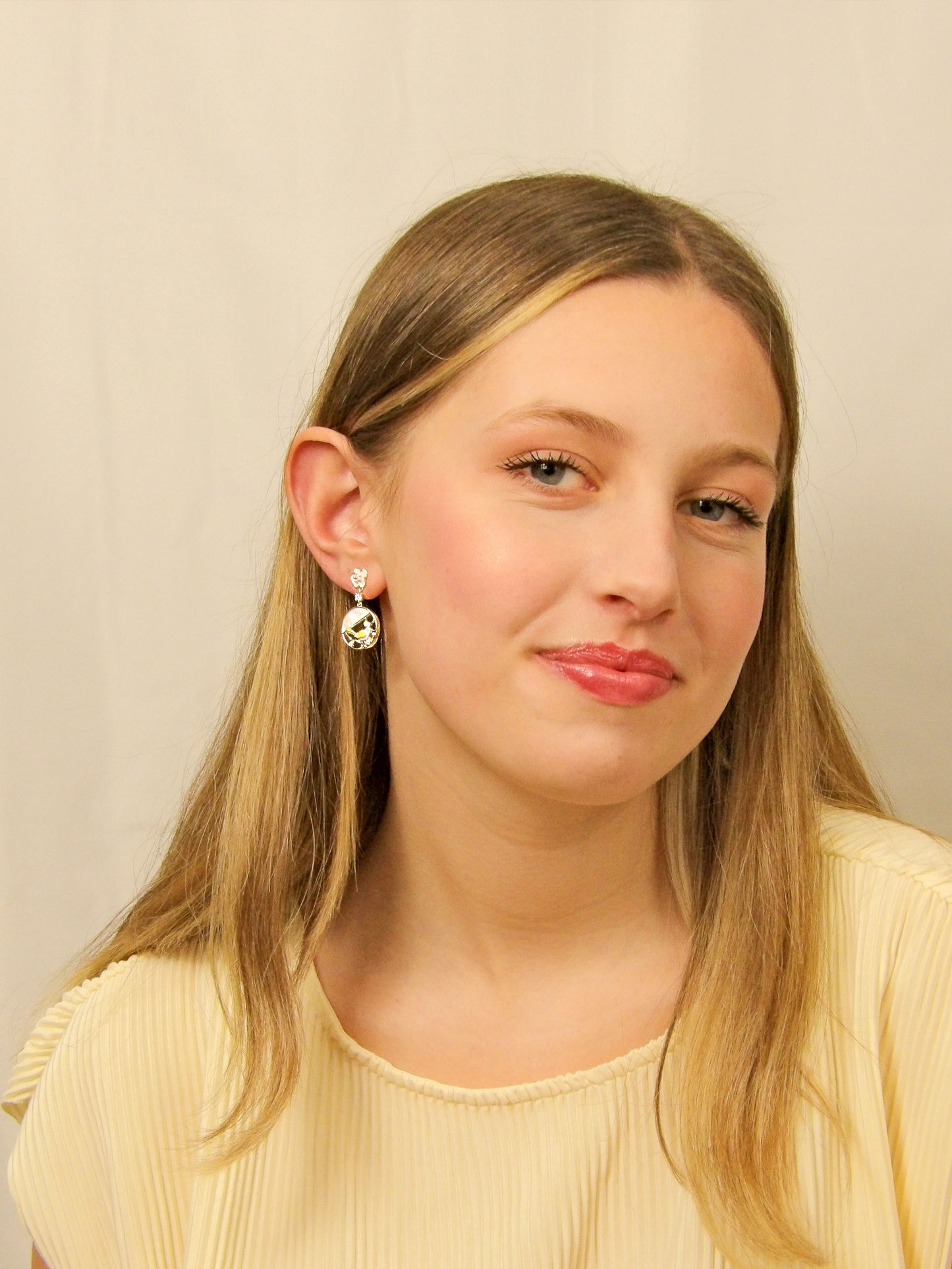 Bijoux femme cadeau élégant Oiseau jaune avec fleur de cerisier rose en émaille à la main, nacre acrylique et verre taillé, collection Animaux et Jardin