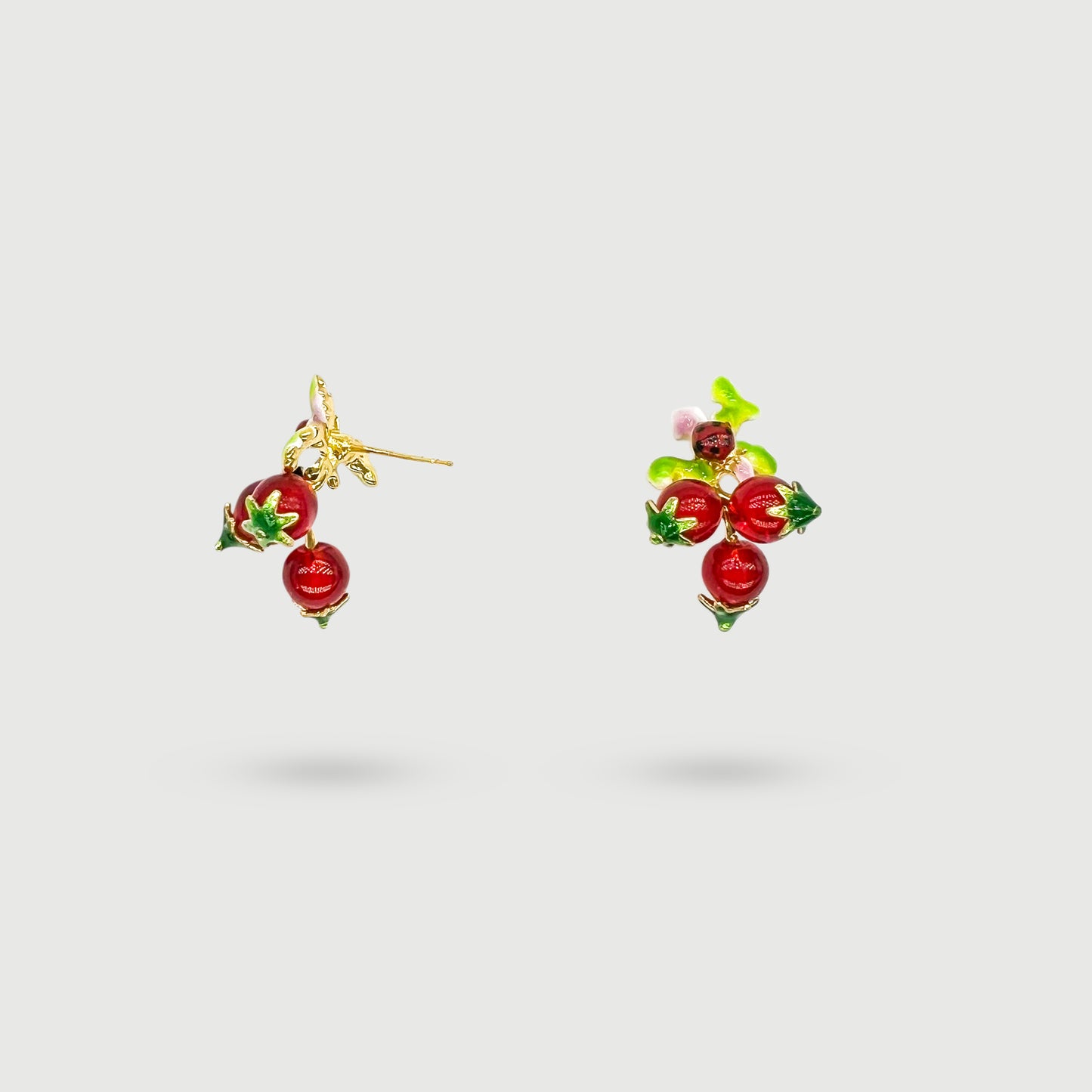 Boucles d'oreilles coccinelle parmi avec groseilles rouges