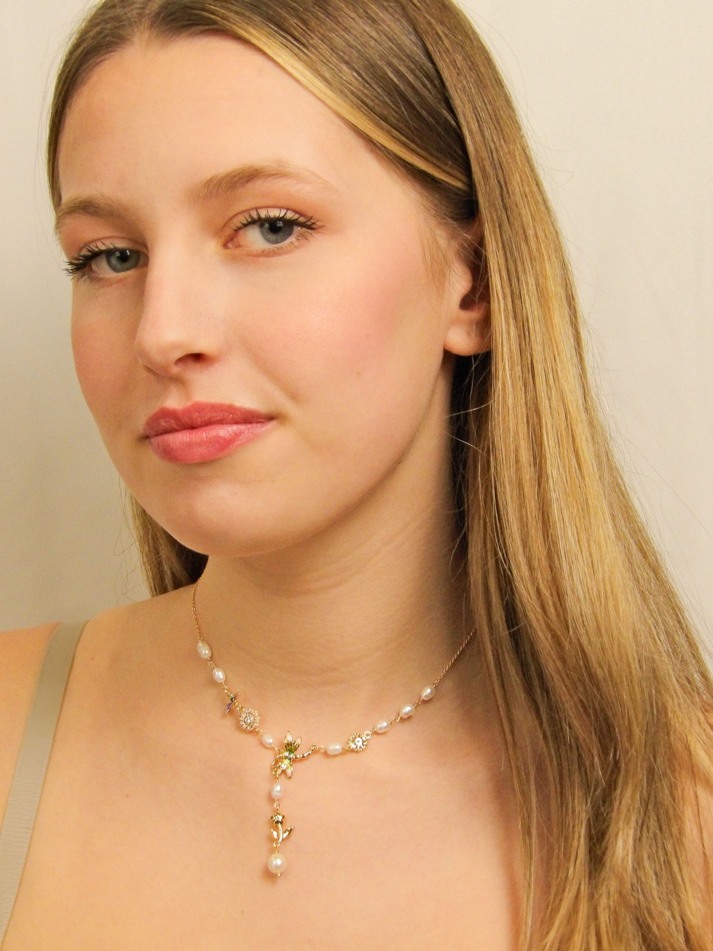 Collier détachable libellules colorées parmi des fleurs violettes et des perles