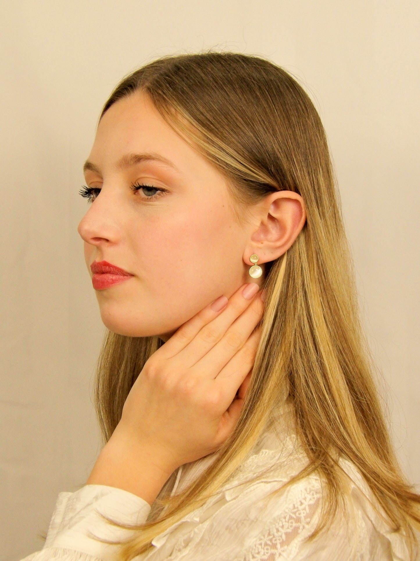 Boucles d'oreilles vintage dorées avec pierres beiges en œil de chat artificiel, collection Classique, élégant bijoux femme idéal cadeau
