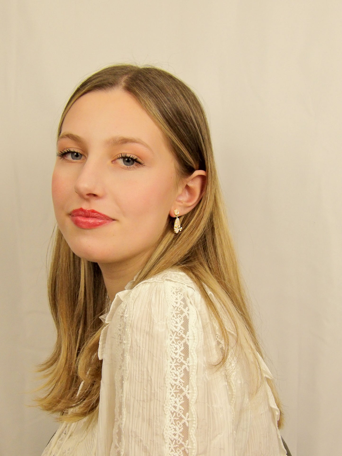 Boucles d'oreilles papillon et fleur avec perle et pierres blanches, bijoux femme élégants en perle acrylique et pierre acrylique, collection Animaux et Jardin, idée cadeau raffinée