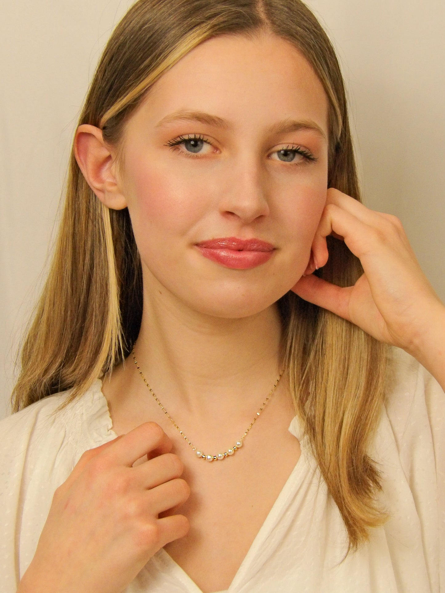 Collier vintage en or avec cinq perles acryliques, bijoux femme élégant de la collection Classique, idée cadeau raffinée