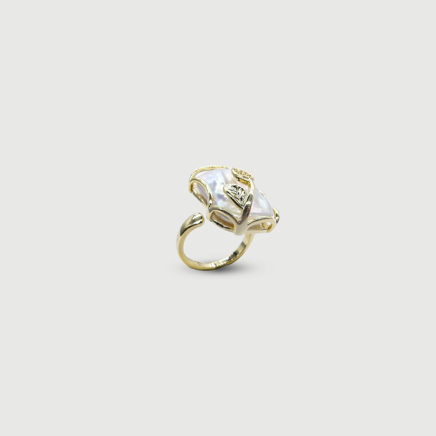 Adjustable pearl ring surrounded by flowers