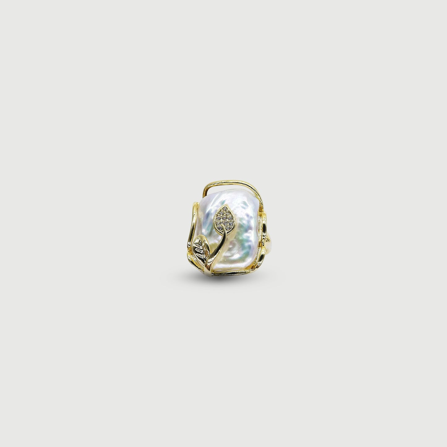 Adjustable pearl ring surrounded by flowers