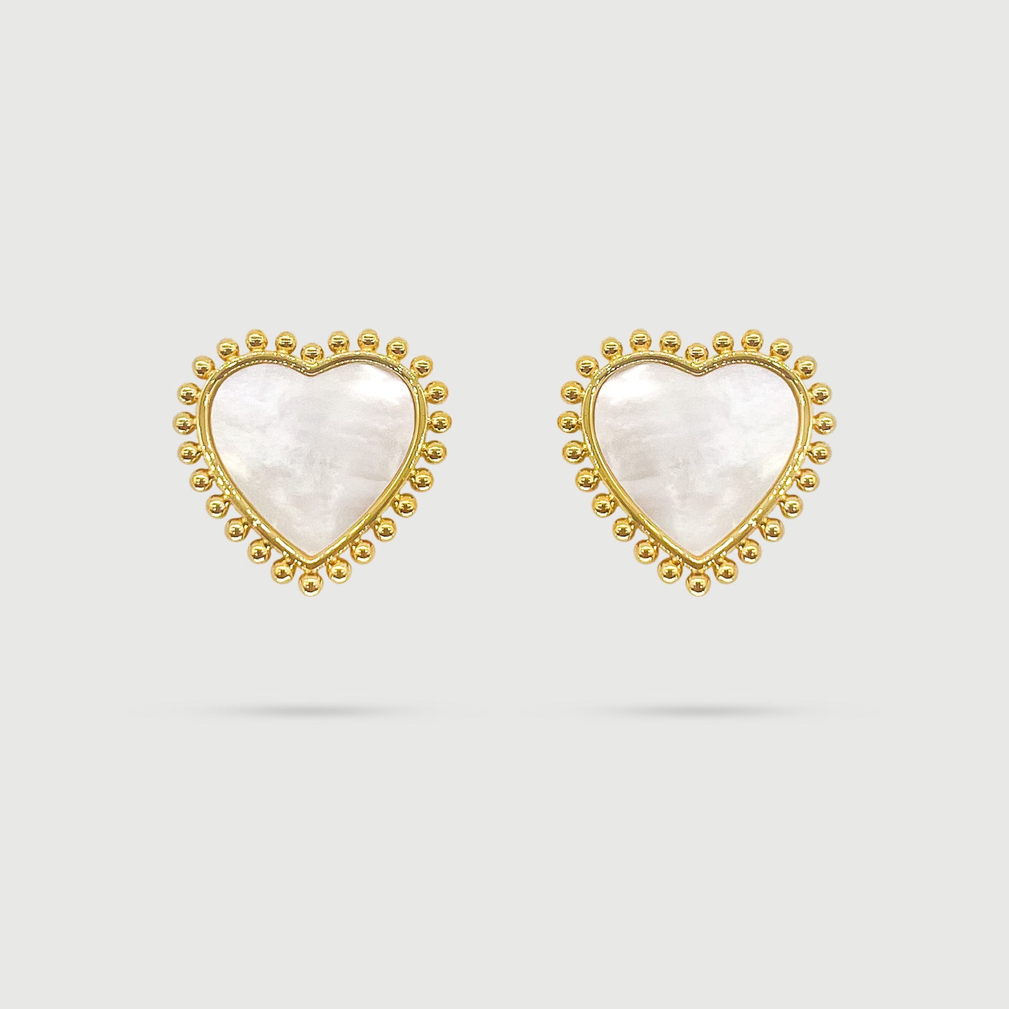 Boucles d'oreilles grand cœur en nacre entouré de points dorés
