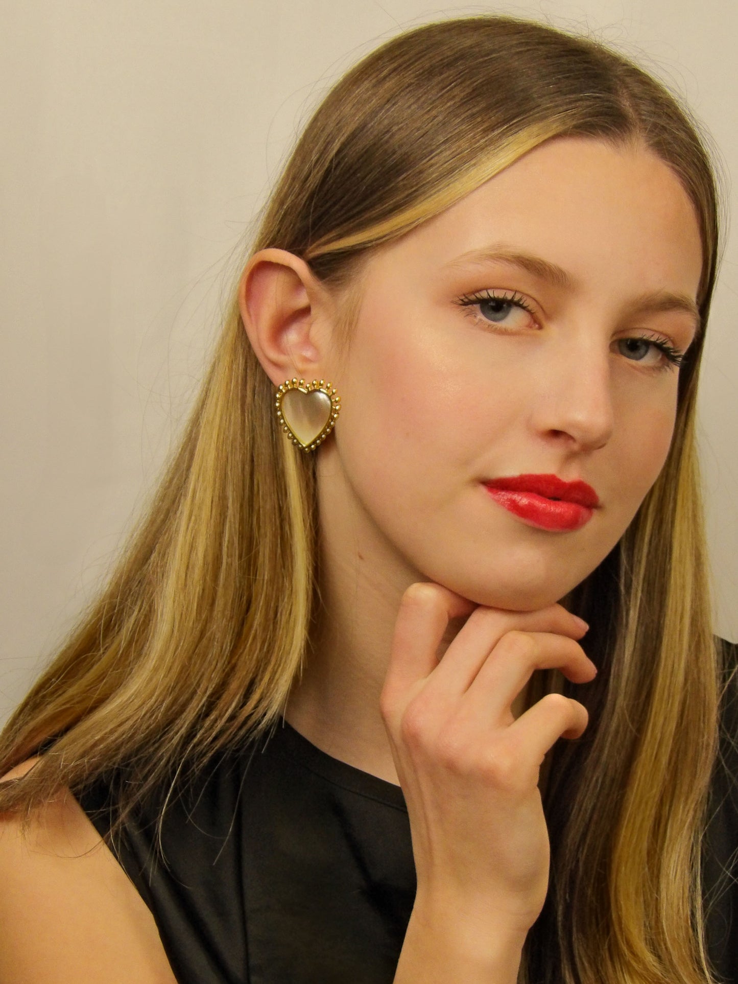 Boucles d'oreilles grand cœur en nacre entouré de points dorés