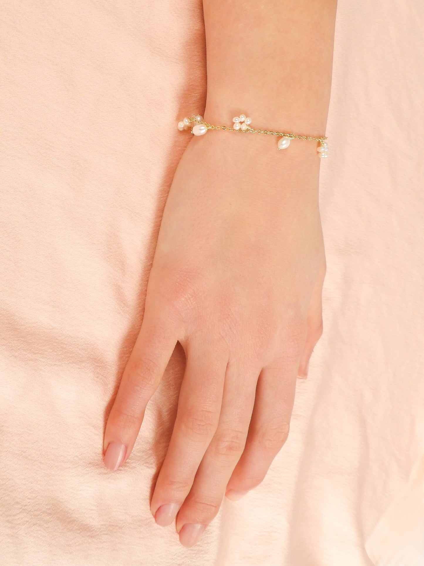 Bracelet fleurs de perles et perles rondes