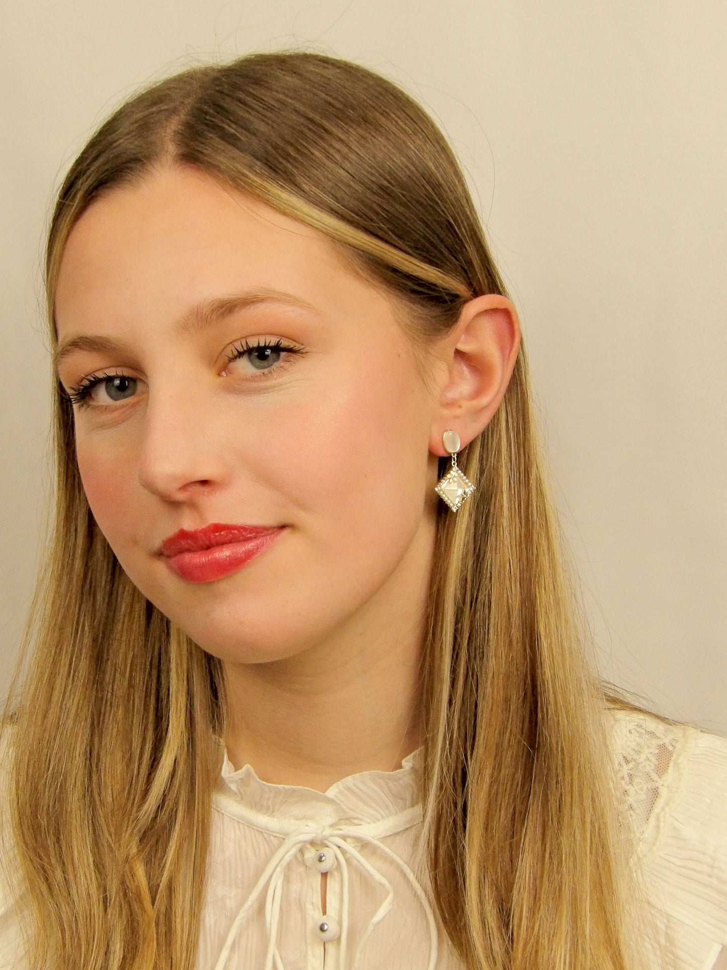 Boucles d'oreilles étoile avec fleur rose en pierre acrylique et perle acrylique, collections Animaux et Jardin, idée cadeau élégante, bijoux femme tendance