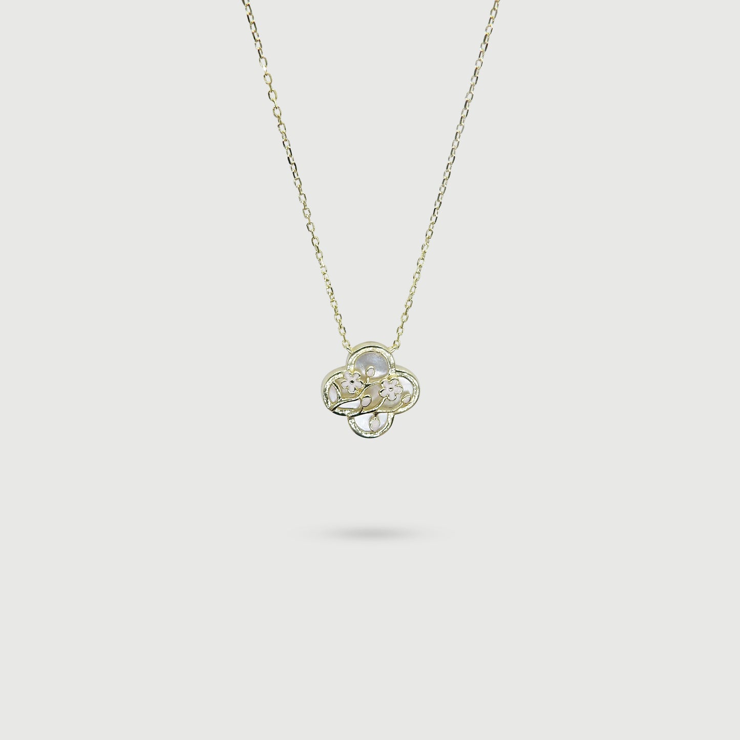 Collier fleurs blanches avec coquille de perle en forme de trèfle