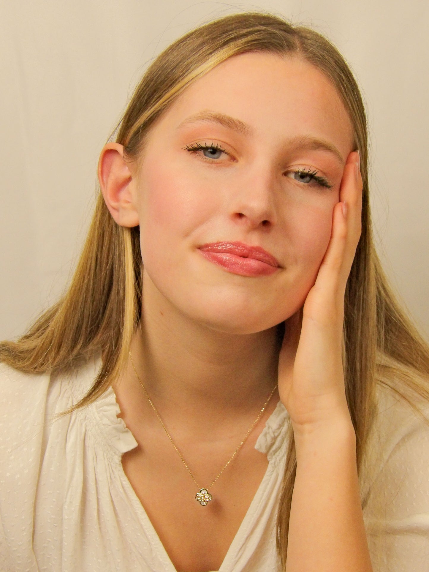 Collier fleurs blanches avec coquille de perle en forme de trèfle, émaillé à la main en nacre acrylique, collection Jardin, élégant bijoux femme idéal comme cadeau