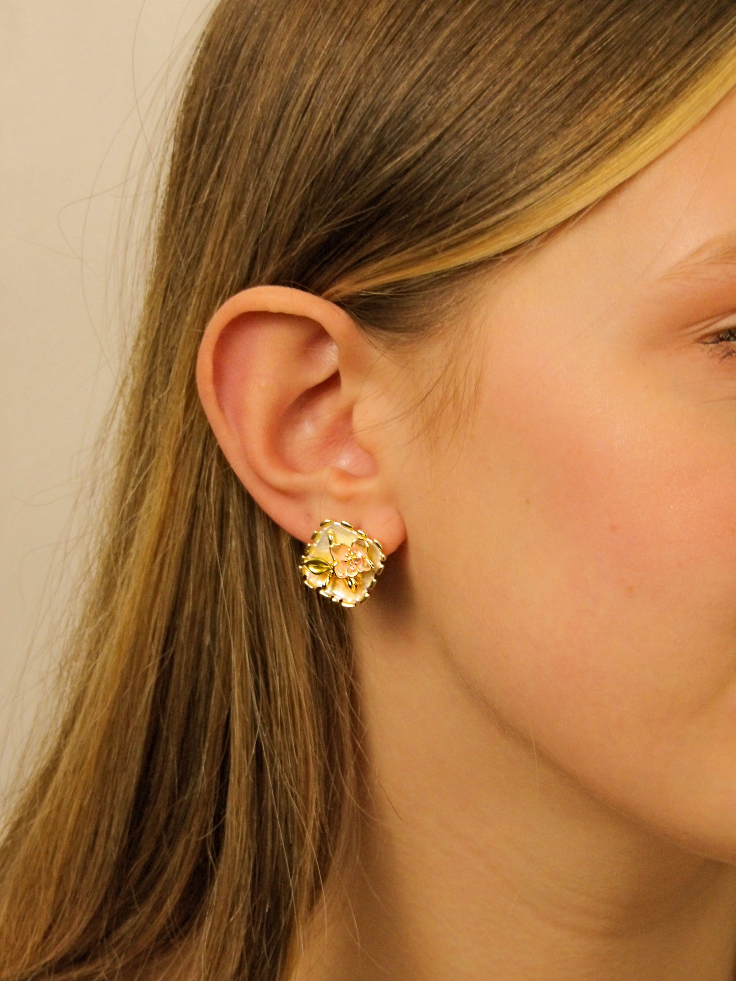 Boucles d'oreilles fleur rose émaillé à la main, collection Jardin, bijoux femme élégant idéal comme cadeau