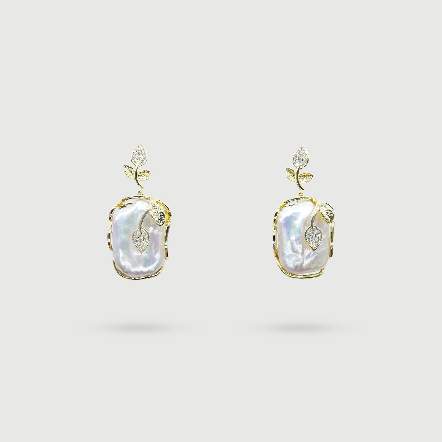 Boucles d'oreilles vigne dorée avec feuilles et pierres en verre sur la perle