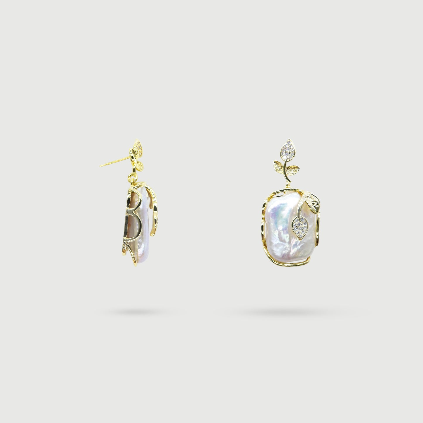 Boucles d'oreilles vigne dorée avec feuilles et pierres en verre sur la perle