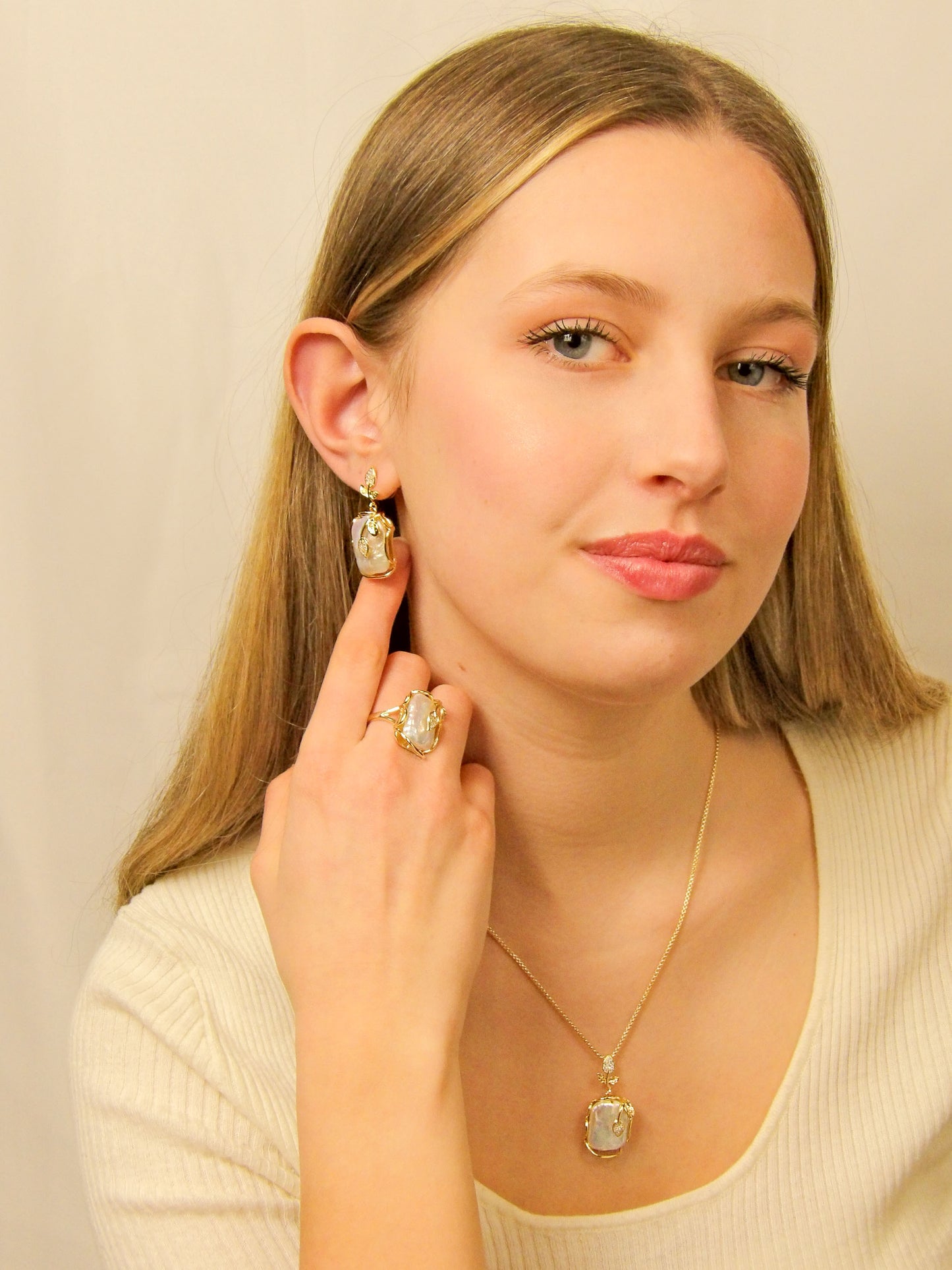 Boucles d'oreilles vigne dorée avec feuilles et pierres en verre sur perle acrylique, collection Jardin, bijoux femme élégant idéal comme cadeau
Bague ajustable perle entourée de fleurs en perle acrylique et verre taillé, collection Jardin, élégant bijoux femme idéal comme cadeau;
Collier perle entourée de fleurs en perle acrylique et verre taillé, collection Classique, élégant bijoux femme idéal comme cadeau.