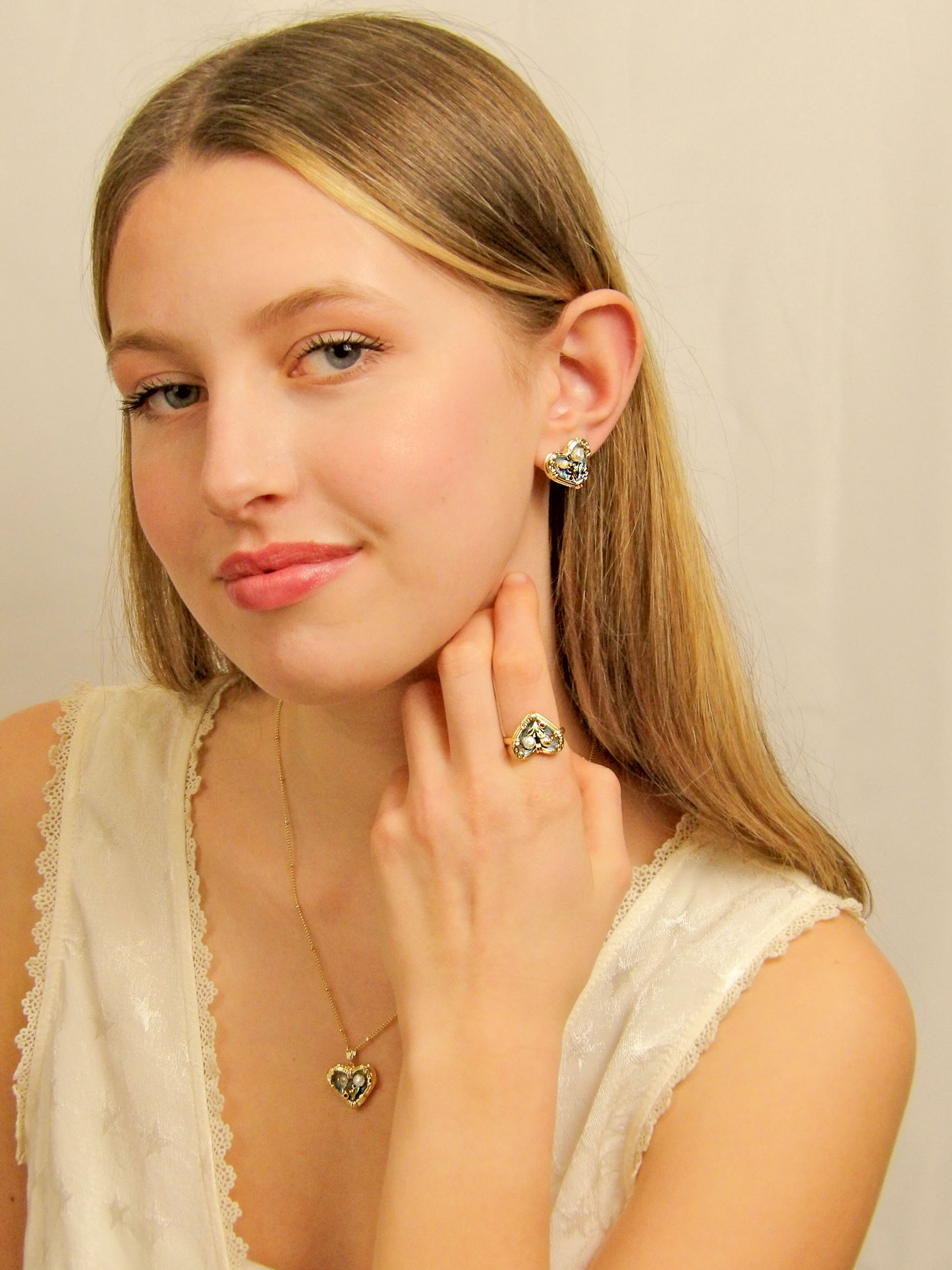 Bague ajustable en forme de cœur avec peinture fleur blanche, perles acryliques et verre taillé, émaillé à la main, collection Jardin, idée cadeau bijoux femme élégants;
Collier cœur peint à la main avec fleur blanche, perles acryliques et verre taillé, collection Jardin, cadeau élégant bijoux femme;
Boucles d'oreilles cœur peint fleur blanche avec perles, émaillé à la main en perle acrylique et verre taillé, collection Jardin, idée cadeau élégante bijoux femme.