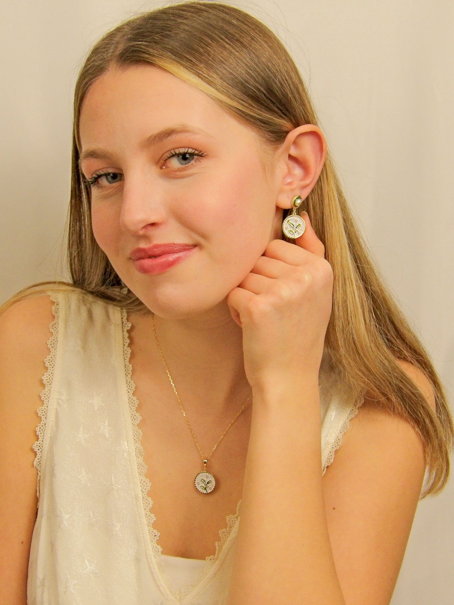 Collier petites fleurs blanches avec feuilles et fruits