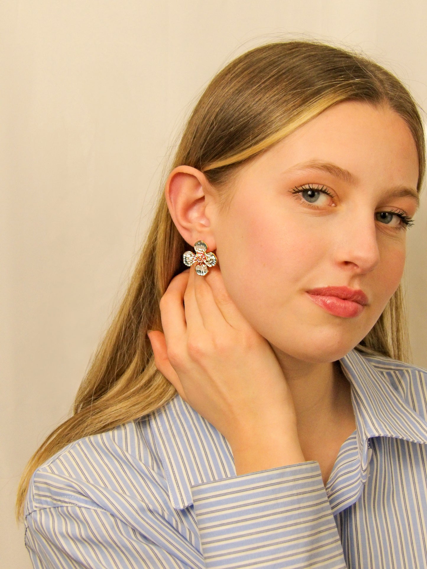 Boucles d'oreilles grande fleur avec libellule