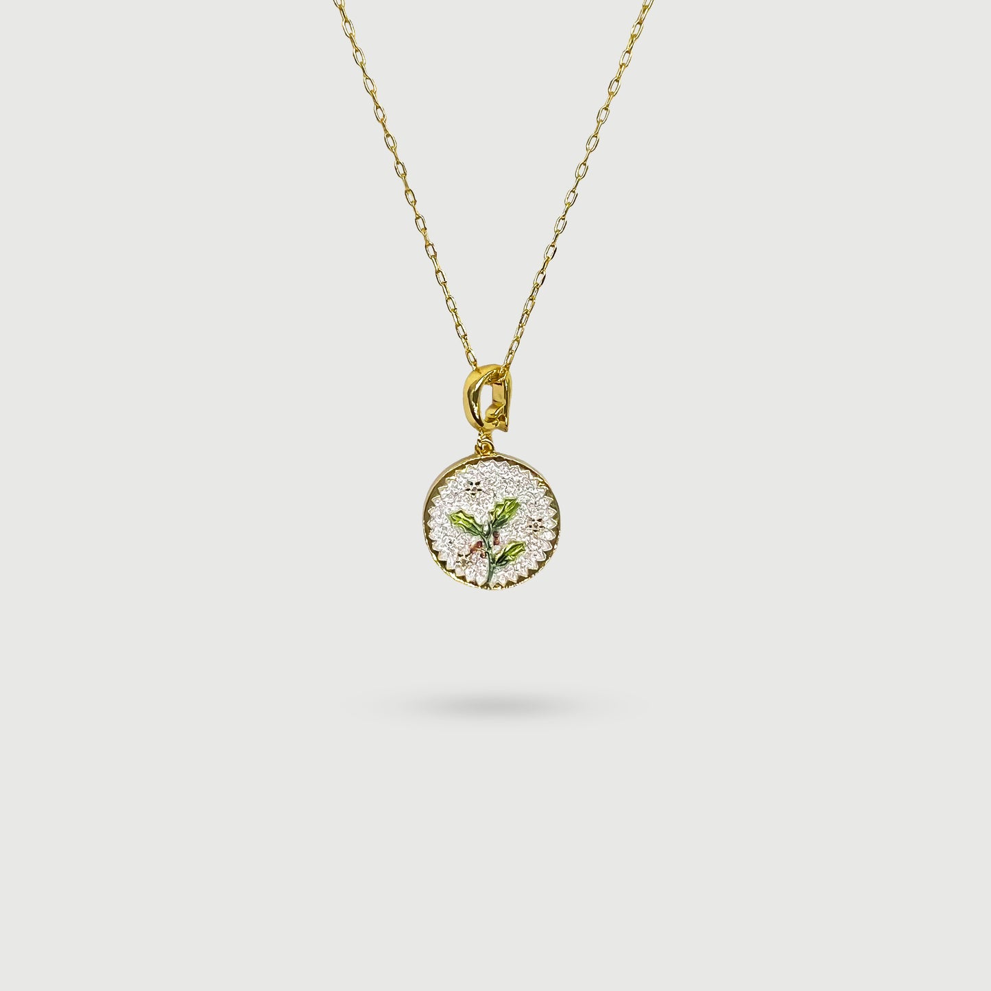 Collier petites fleurs blanches avec feuilles et fruits