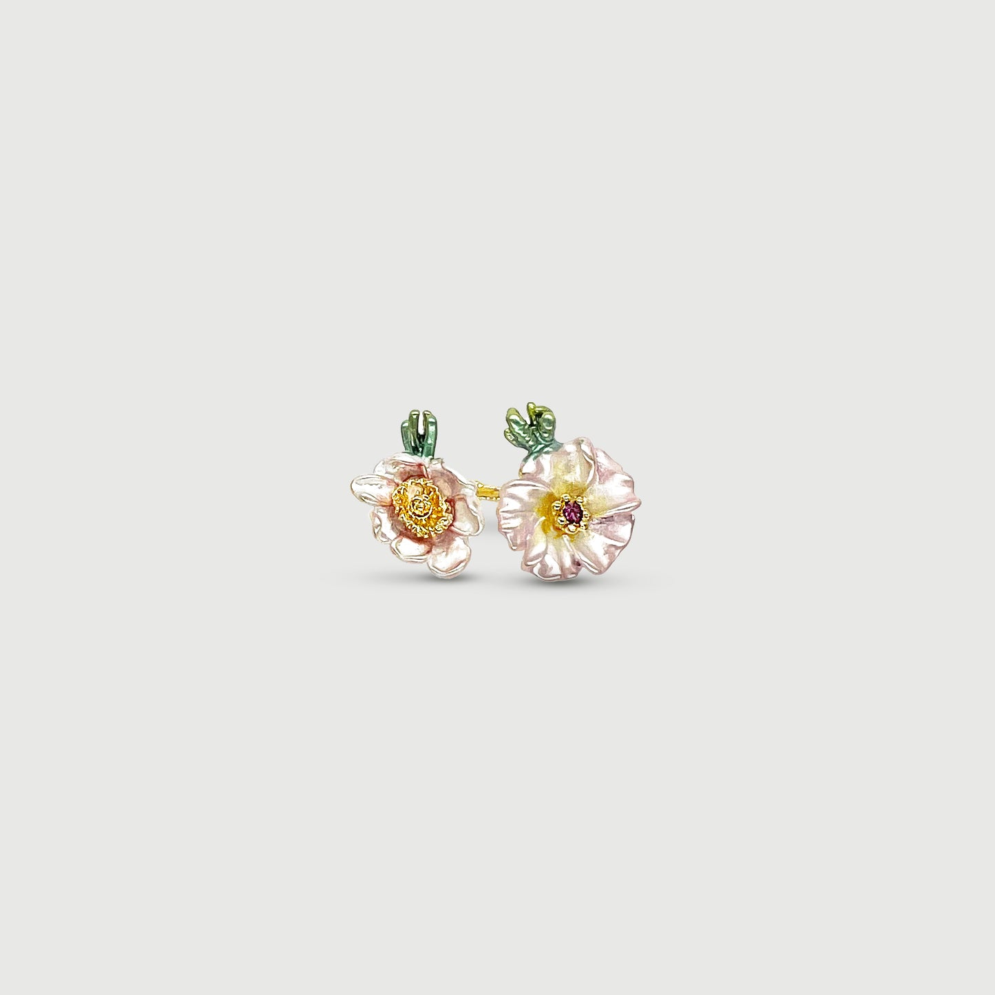 Bague ajustable deux fleurs rose pâle avec pierre en verre rose foncé