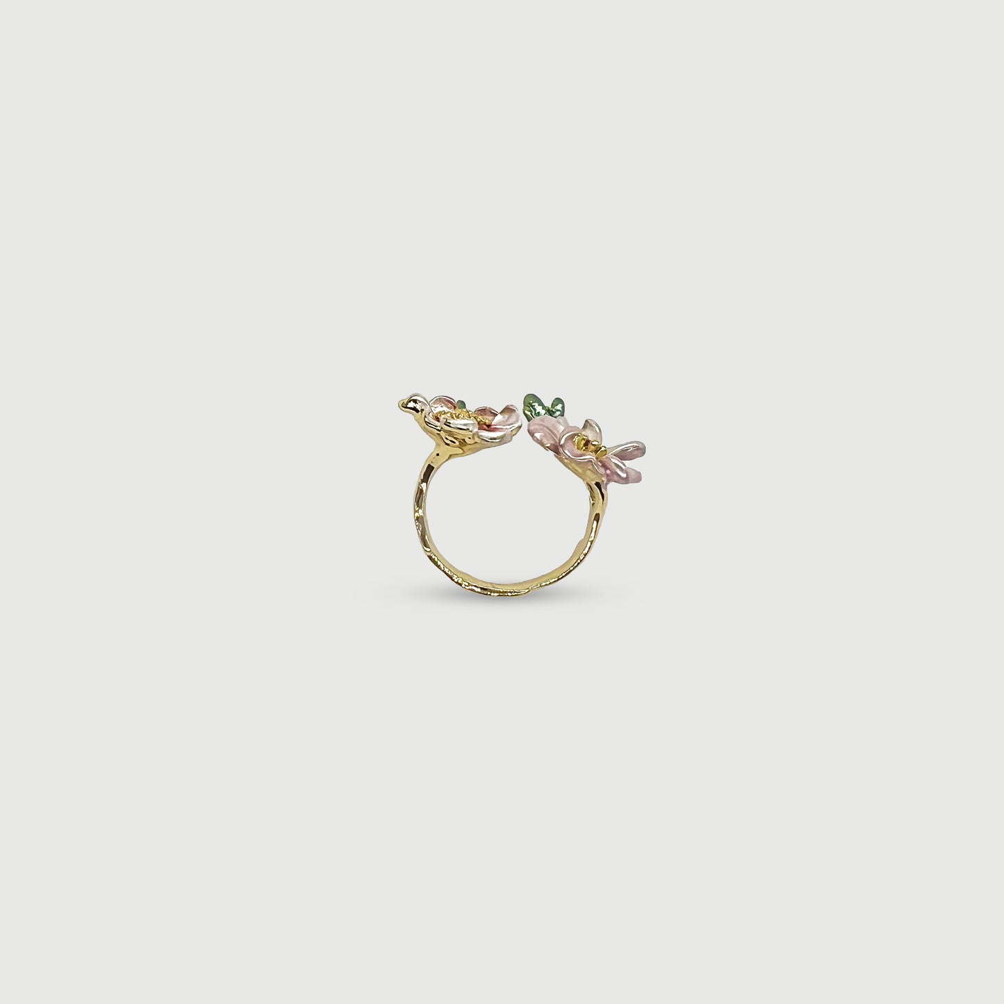 Bague ajustable deux fleurs rose pâle avec pierre en verre rose foncé