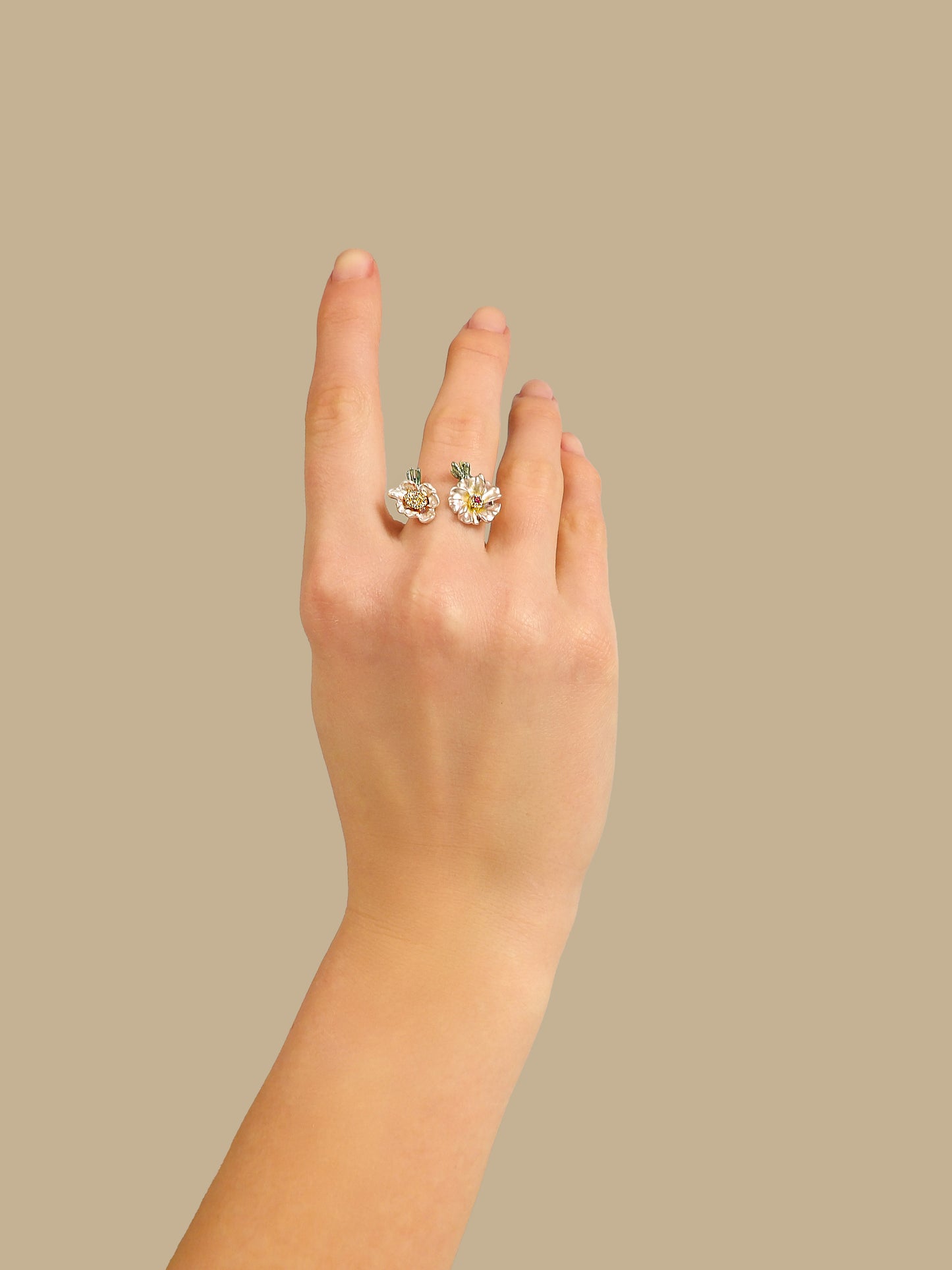 Bague ajustable deux fleurs rose pâle avec pierre en verre rose foncé