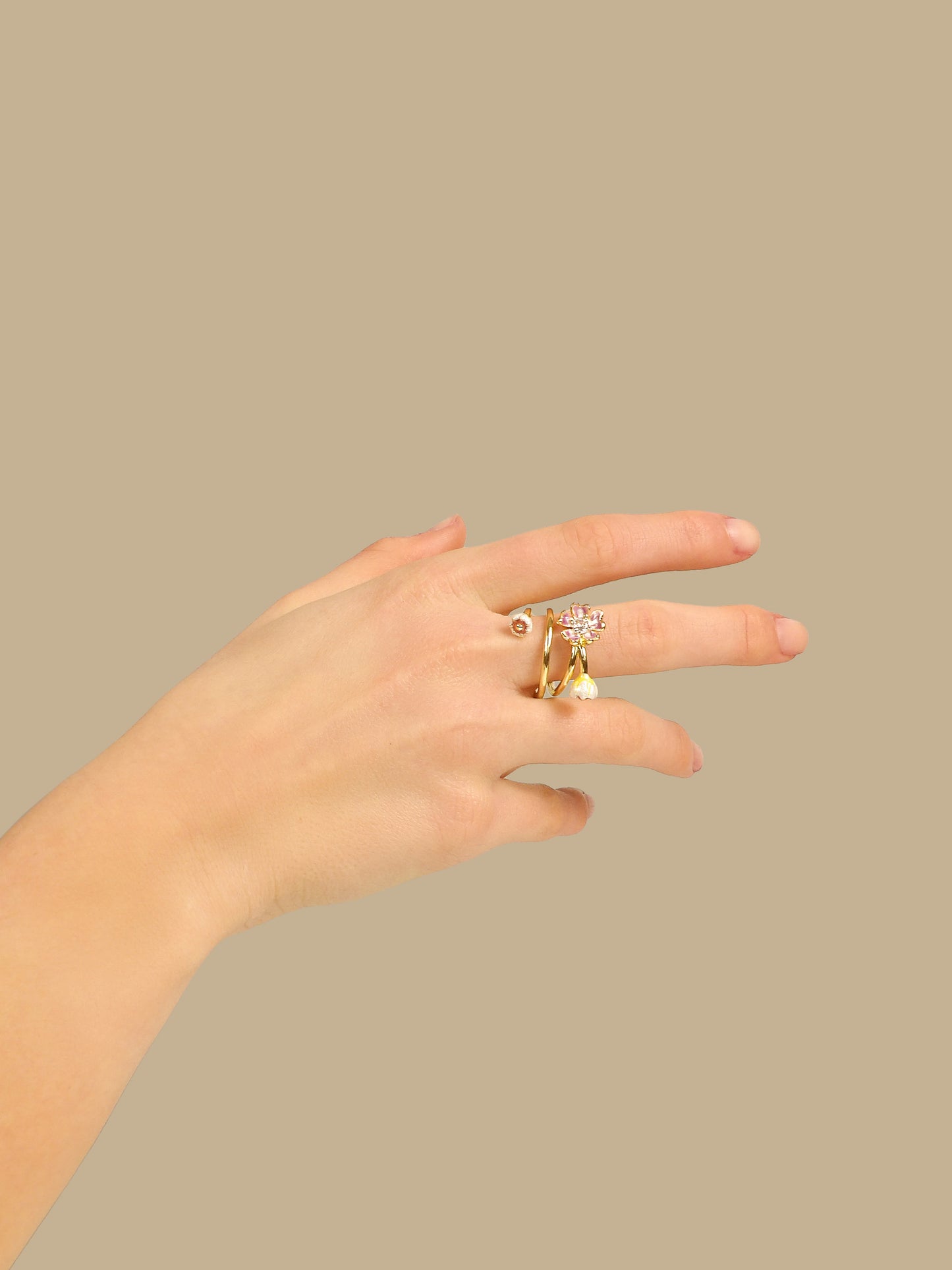 Bague ajustable trois fleurs Viola avec pierre en verre bleu clair