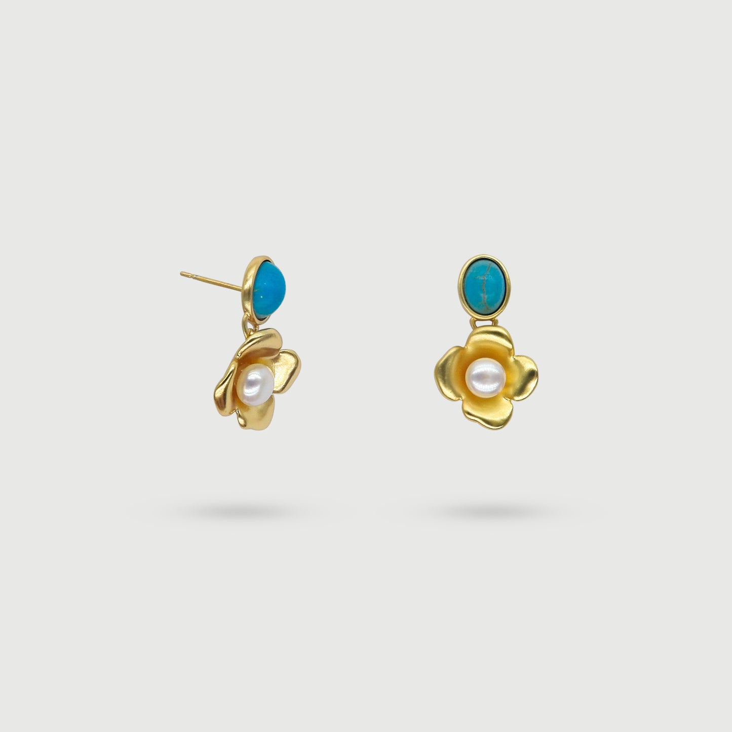 Boucles d'oreilles pierre de Chrysocolle et fleur dorée avec perle nacrée