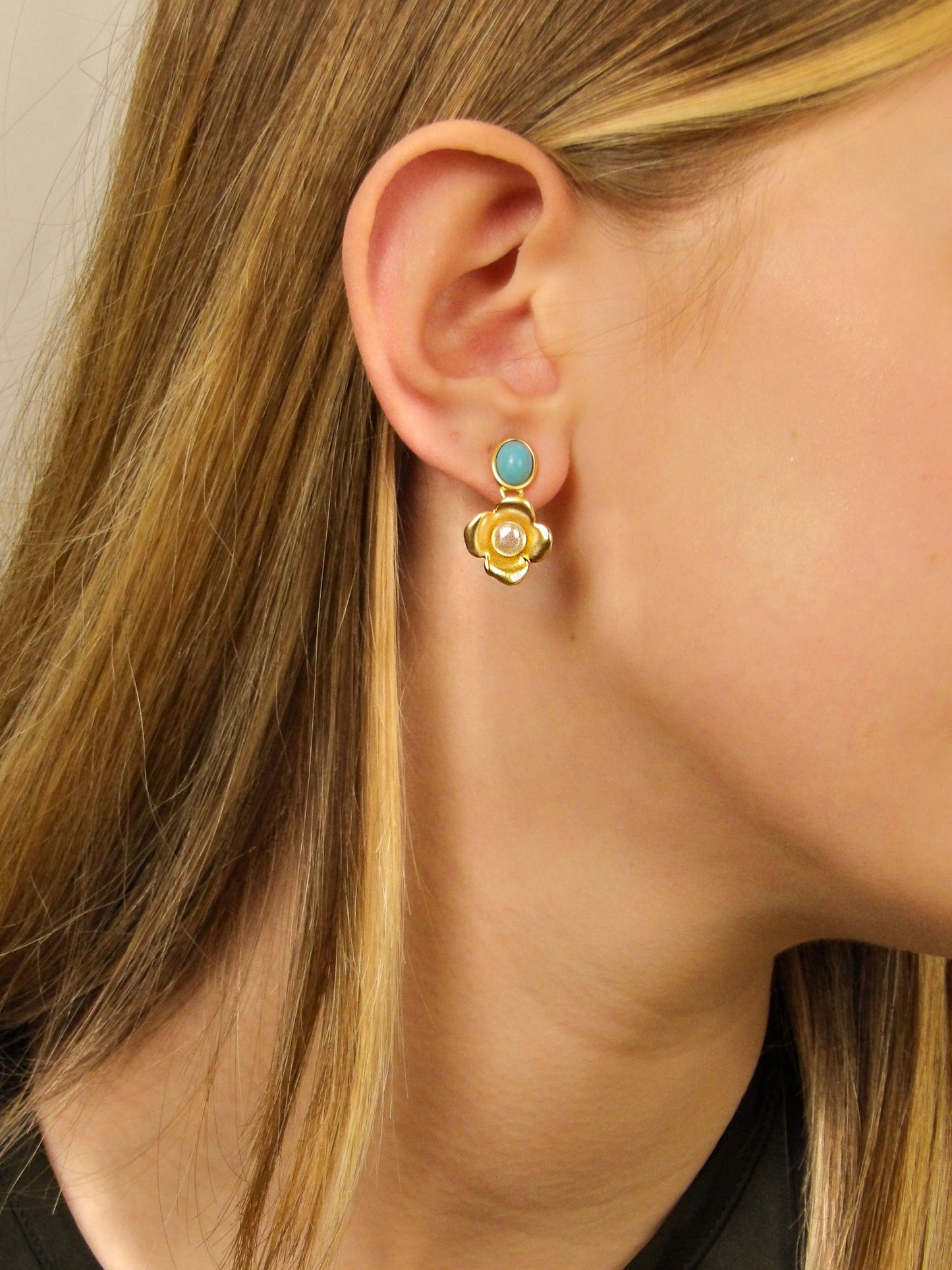 Boucles d'oreilles pierre de Chrysocolle et fleur dorée avec perle nacrée
