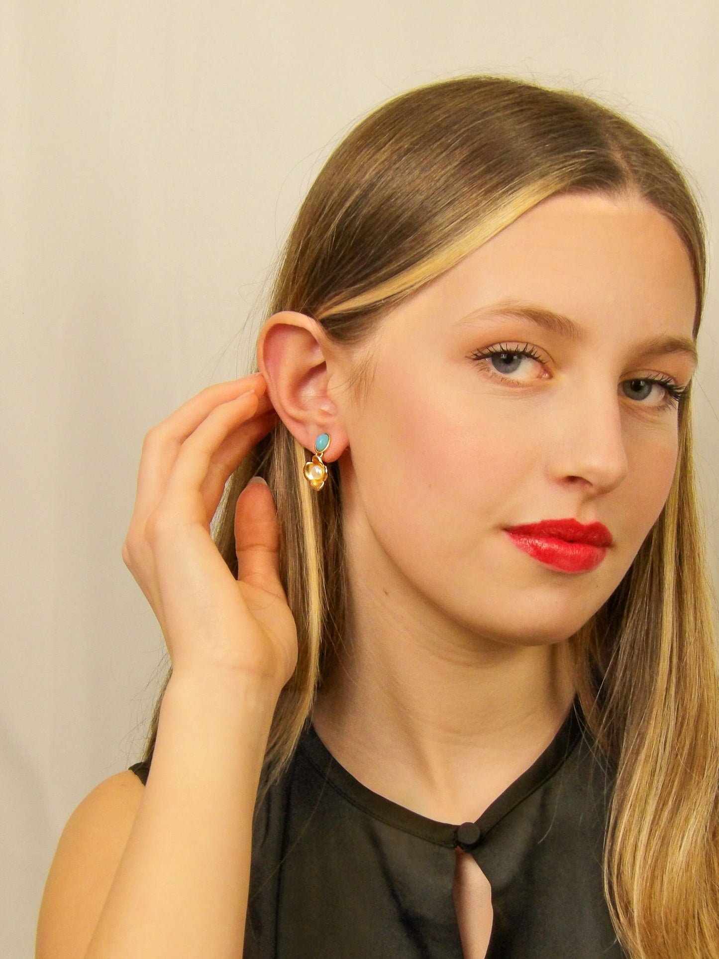 Boucles d'oreilles pierre de Chrysocolle et fleur dorée avec perle nacrée
