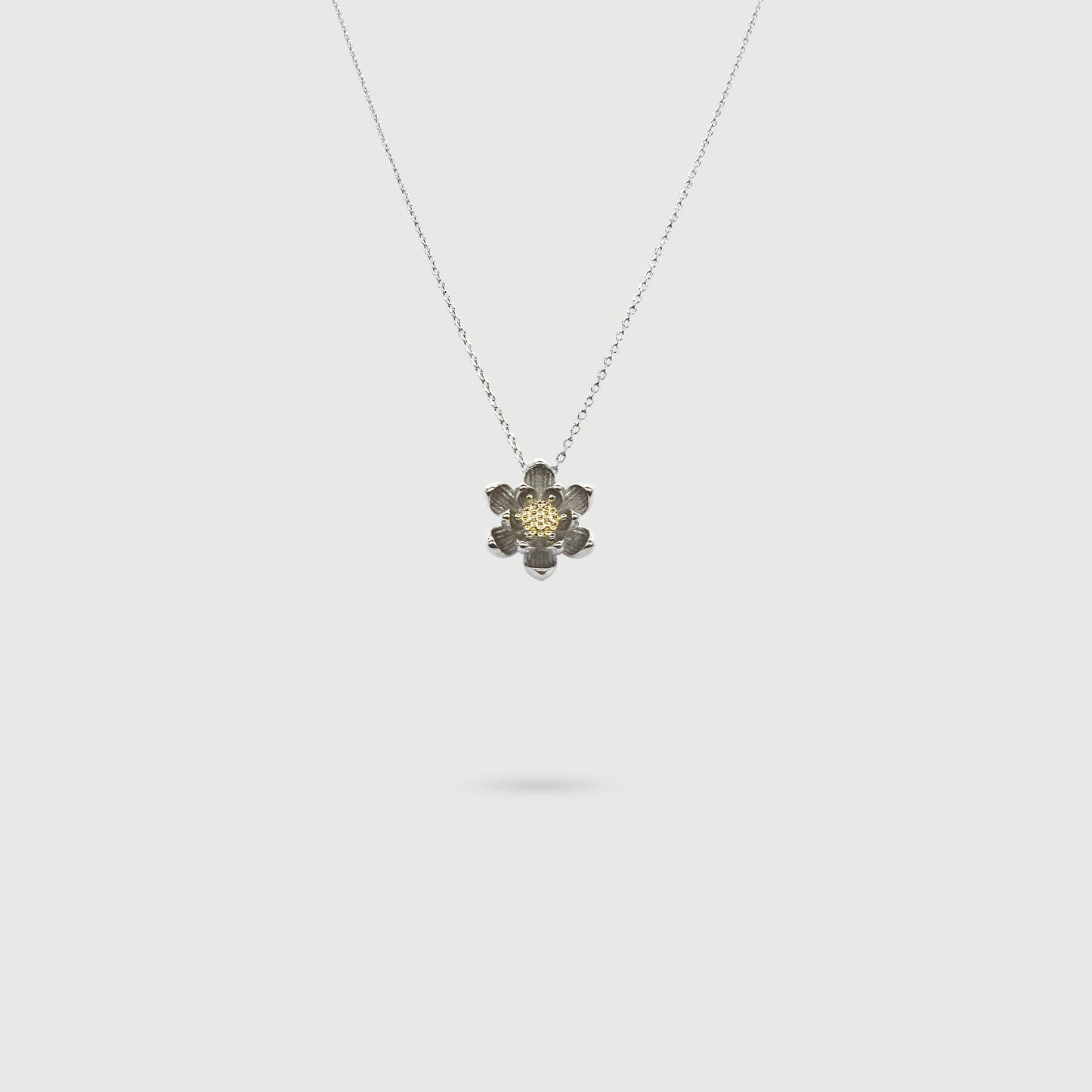 Collier lotus en argent avec cœur doré