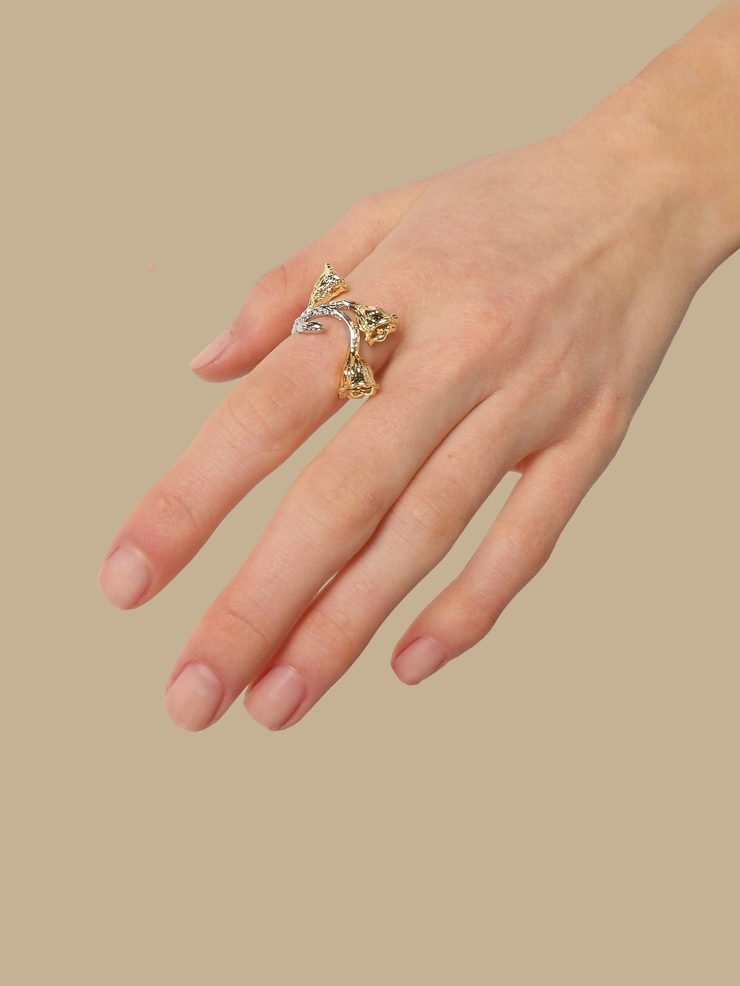 Bague ajustable quatre roses dorées avec vignes en argent