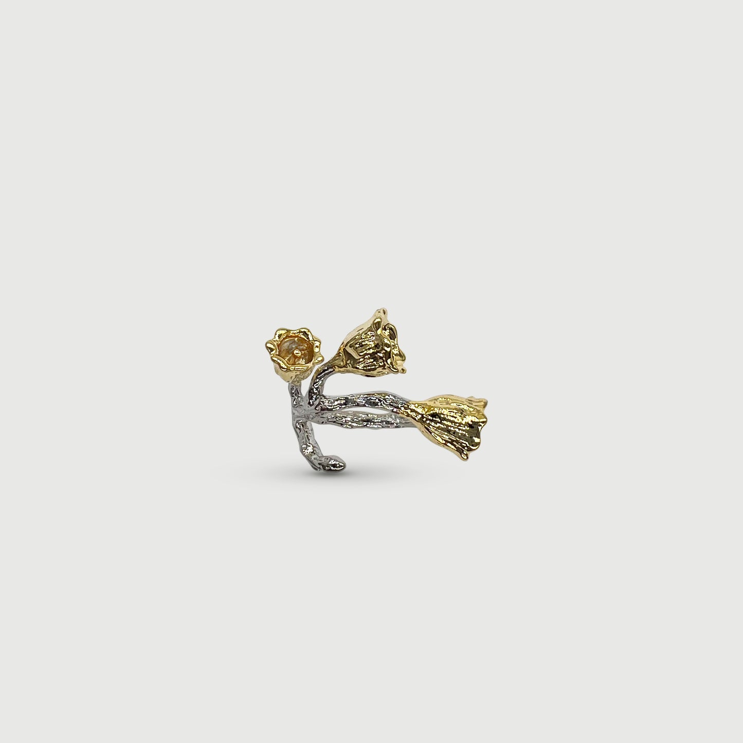 Bague ajustable quatre roses dorées avec vignes en argent
