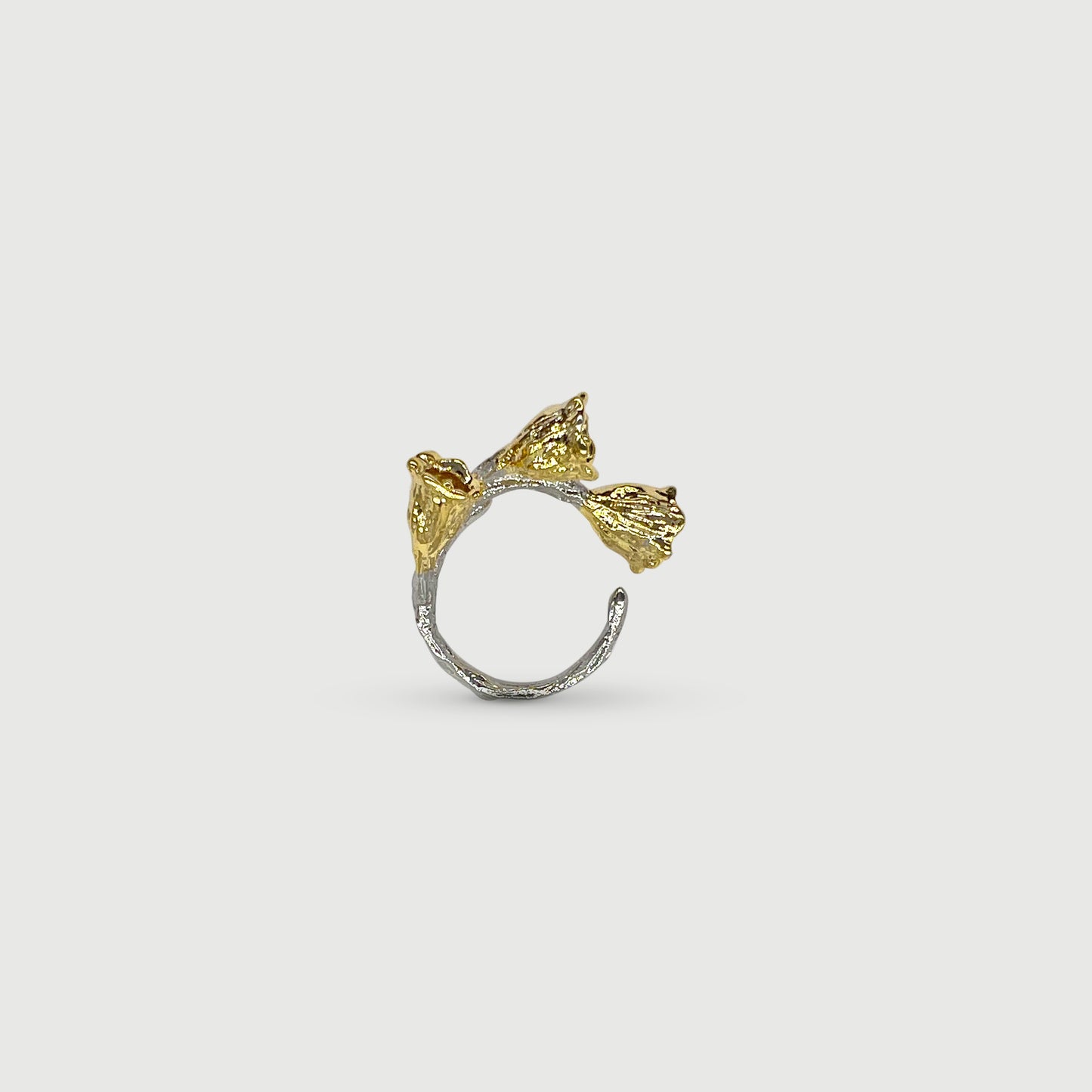 Bague ajustable quatre roses dorées avec vignes en argent