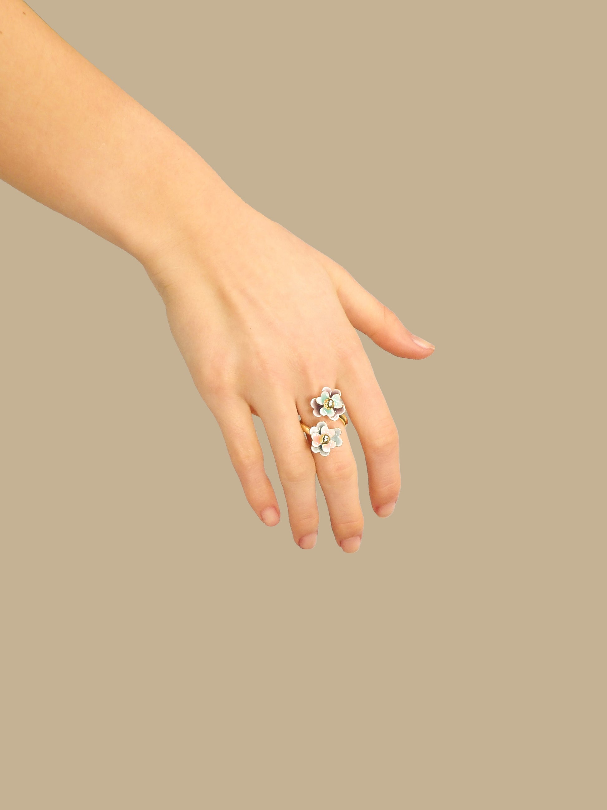 Bague ajustable deux fleurs pensées bleues et roses émaillées à la main, collection Jardin, idée cadeau élégant, bijoux femme raffiné