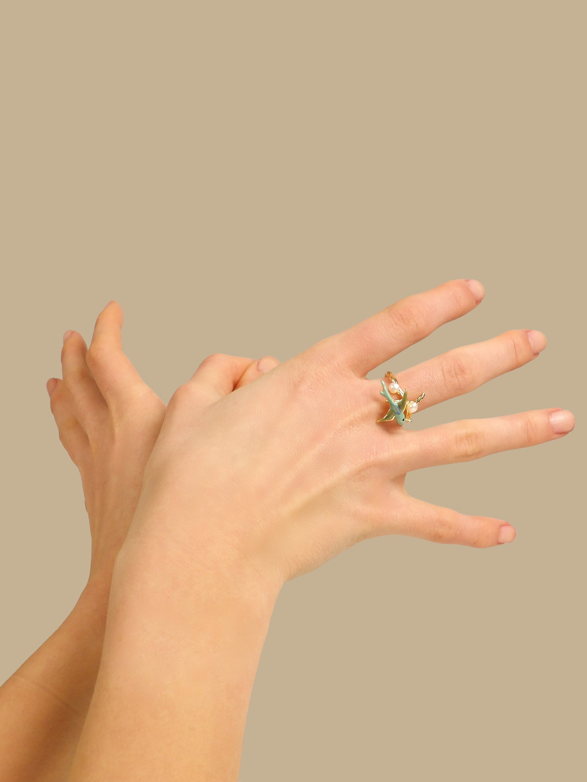 Bague oiseau martin-pêcheur vert avec perles, émaillé à la main, perle acrylique, collection Animaux, idée cadeau élégante, bijoux femme raffinés