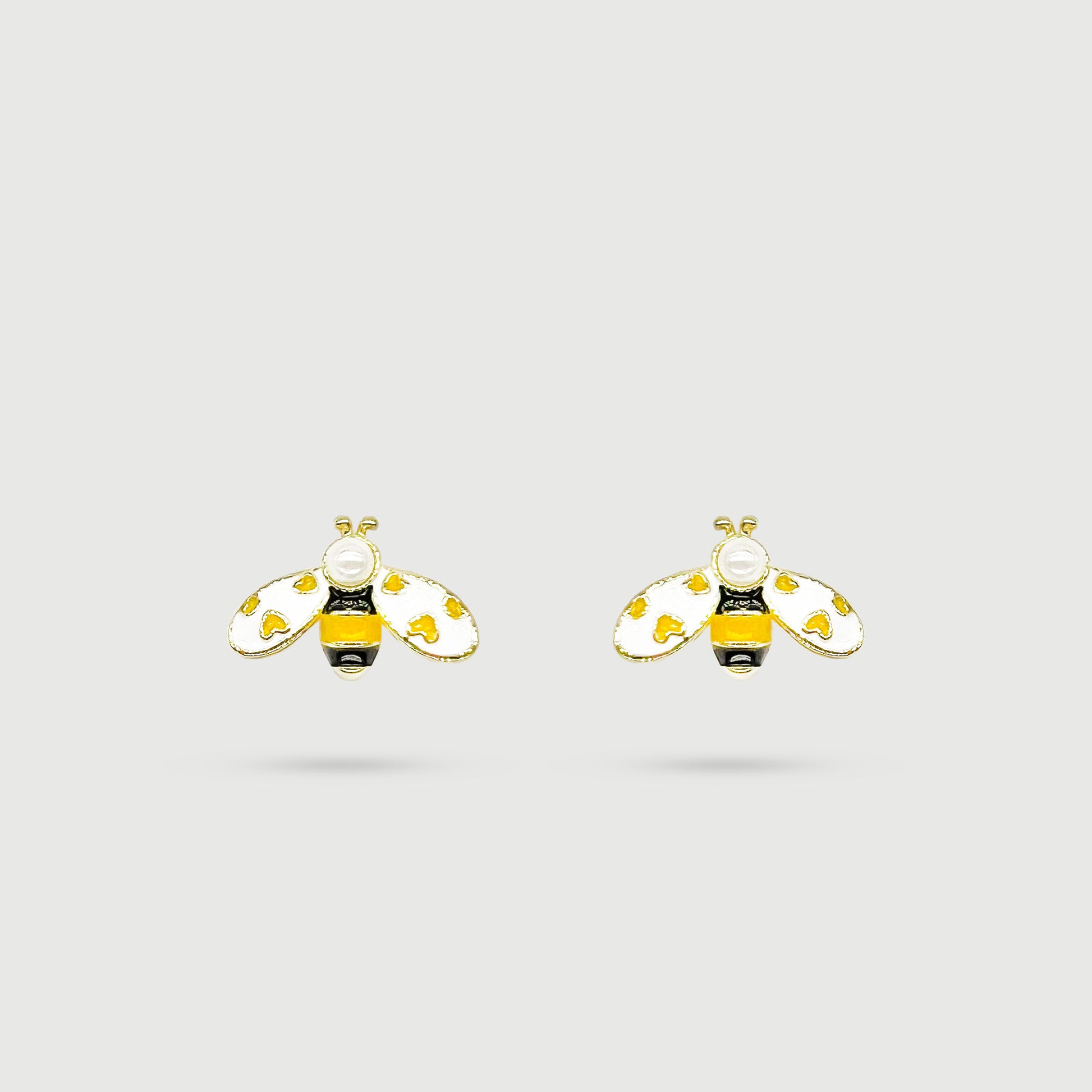 Boucles d'oreilles abeille avec cœurs et perle acrylique, émaillé à la main, collection Animaux, idée cadeau bijoux femme élégants