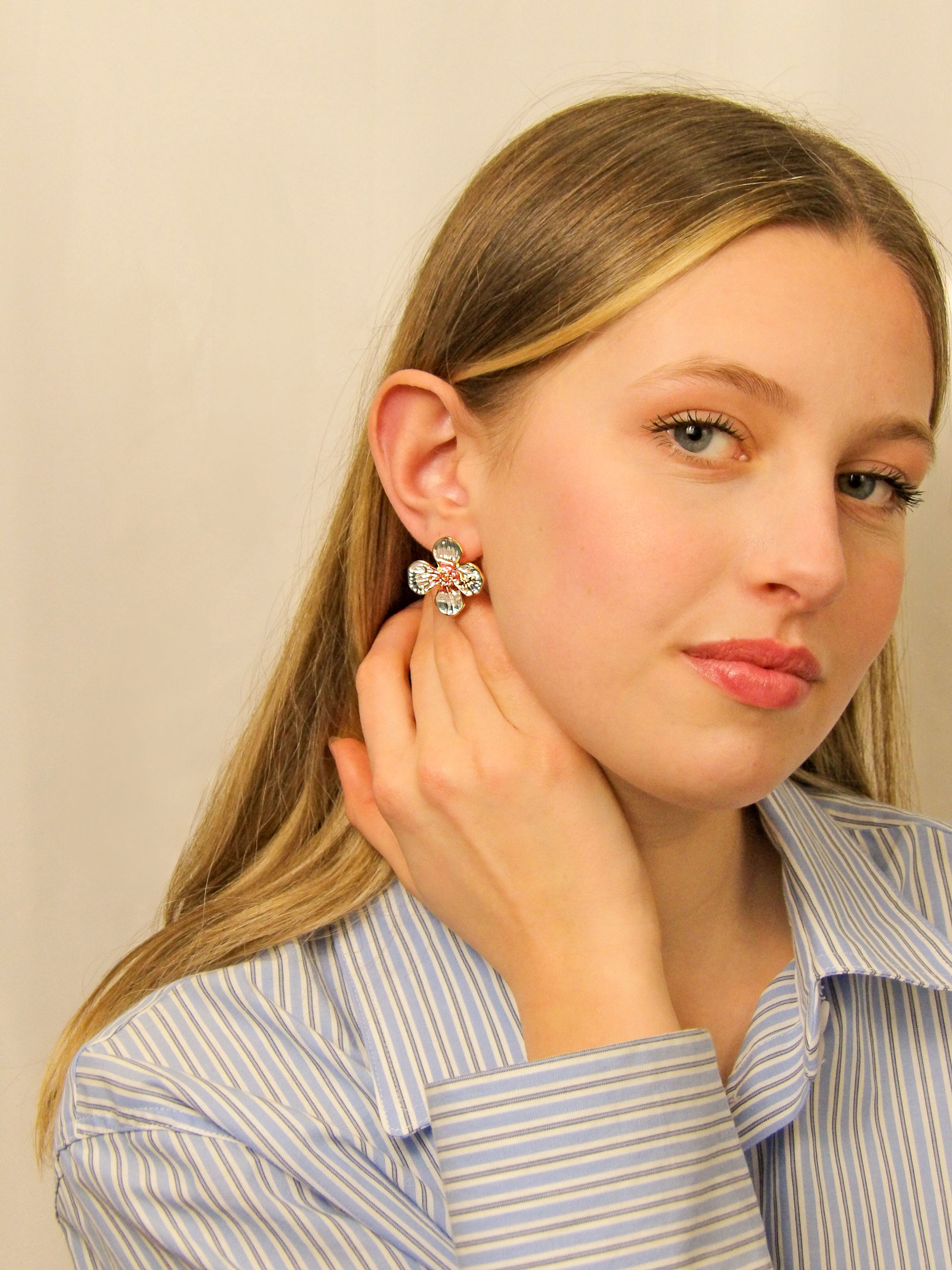 Boucles d'oreilles grande fleur avec libellule émaillé à la main, collection Jardin, bijoux femme élégant, idée cadeau raffinée