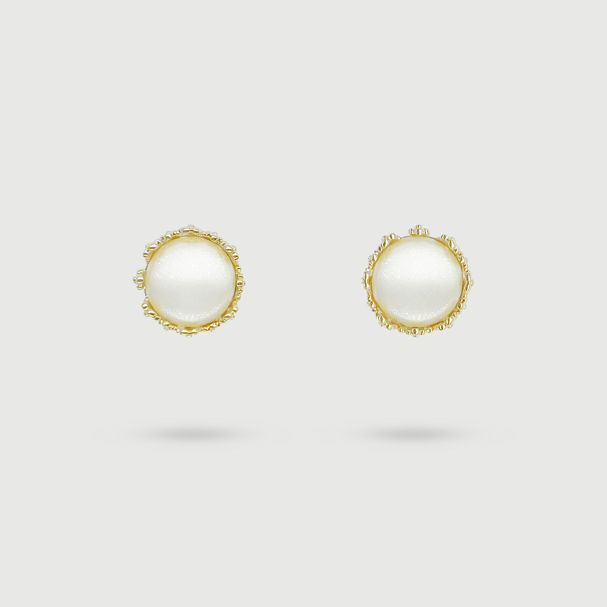 Boucles d’oreilles grande perle acrylique avec fleurs dorées autour, collection Jardin, élégant bijoux femme idéal comme cadeau