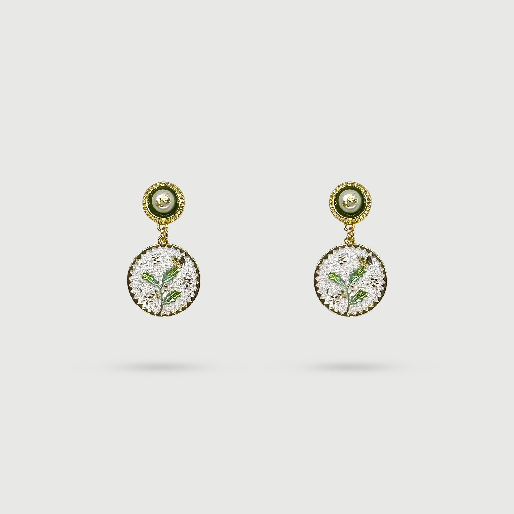 Boucles d’oreilles petites fleurs blanches avec feuilles et fruits, émaillé à la main, collection Jardin, bijoux femme élégant, idée cadeau raffiné