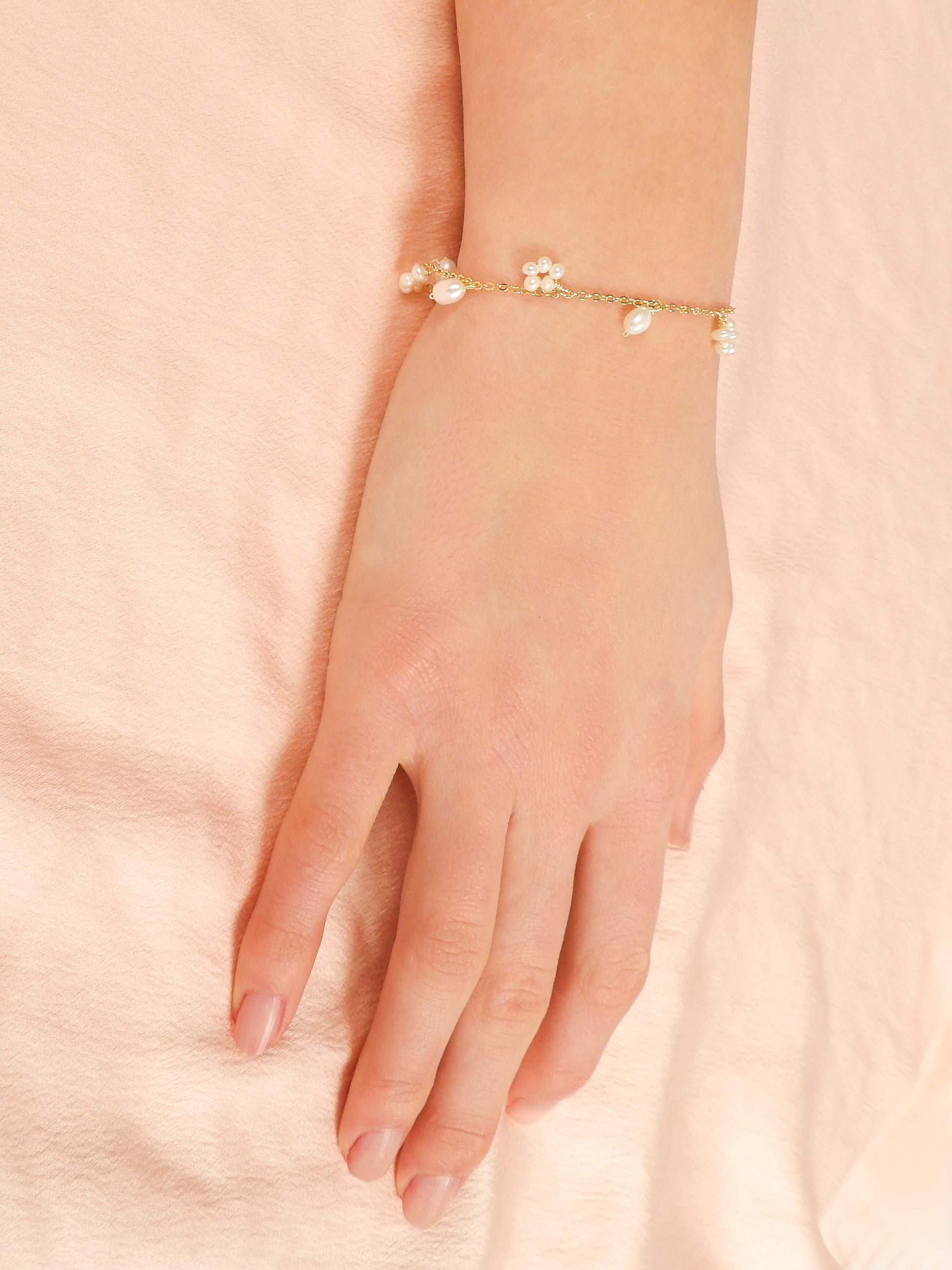 Bracelet fleurs de perles et perles rondes en perle acrylique, collection Classique, élégant bijou femme idéal comme cadeau
