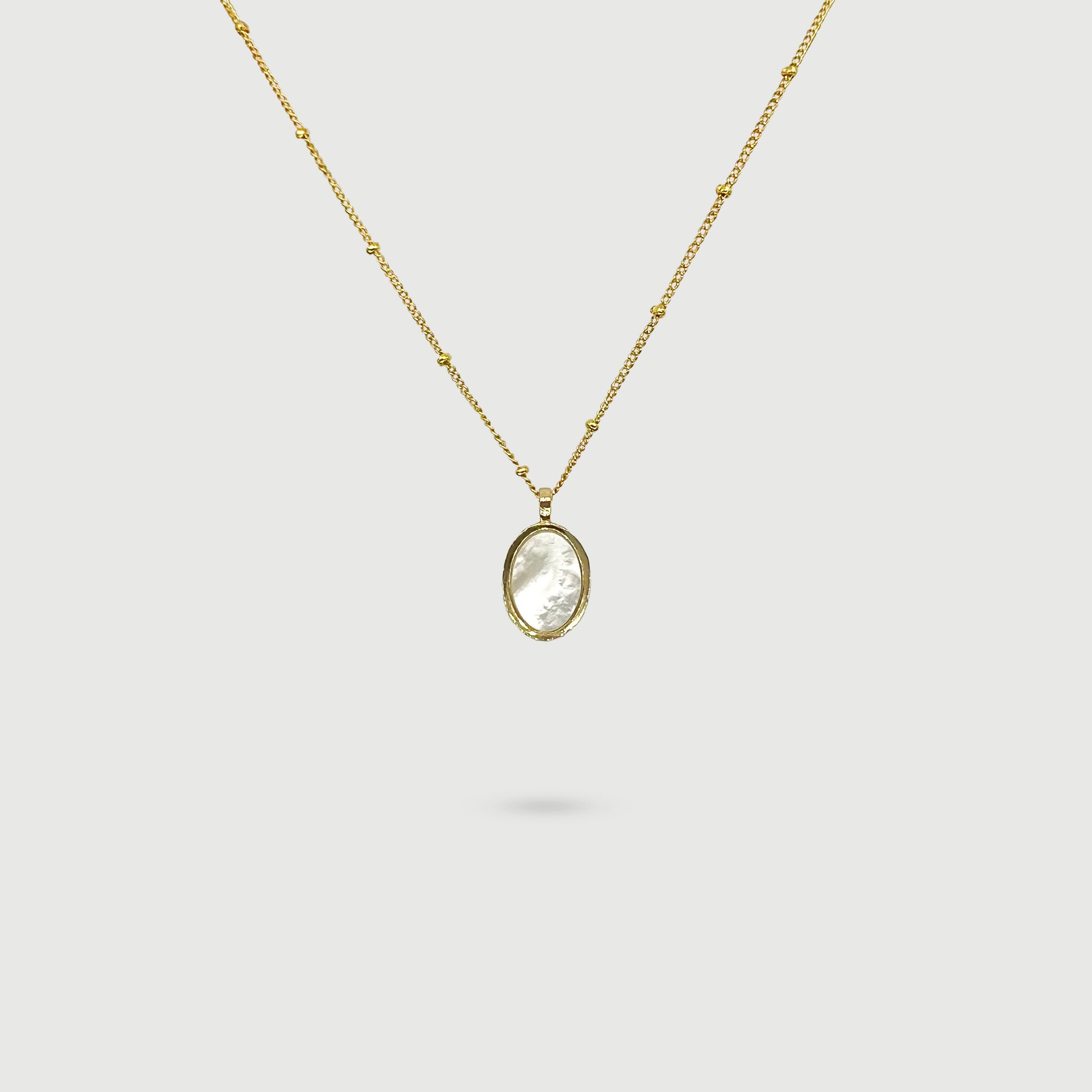 Collier coquille de perle ovale entourée de tissages dorés en nacre acrylique, collection Classique, élégant bijoux femme idéal comme cadeau