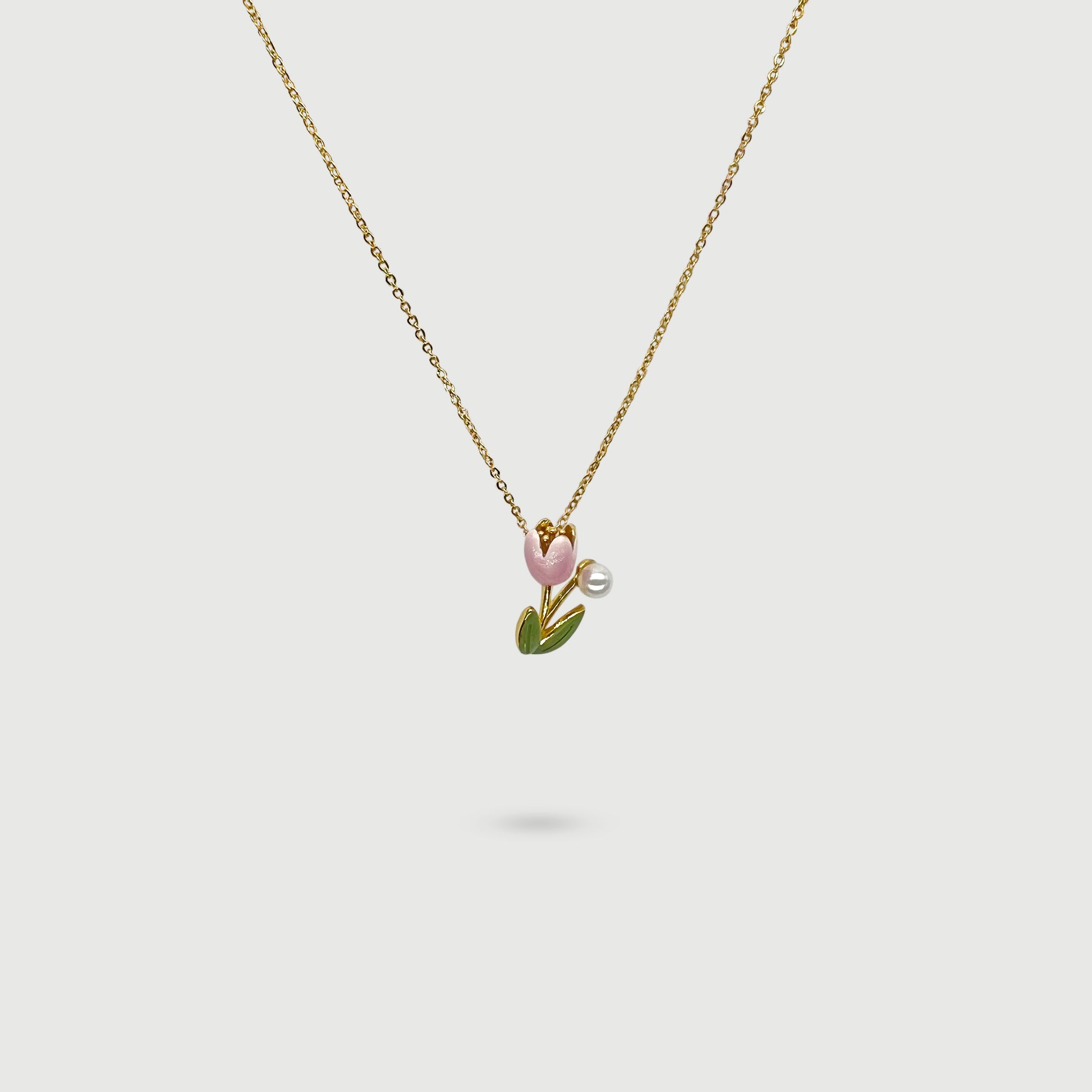 Collier fleur tulipe rose émaillé à la main avec perle acrylique, collection Jardin, élégant bijoux femme idéal comme cadeau