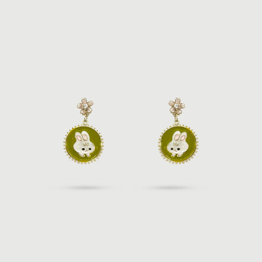 Boucles d'oreilles lapin blanc dans un miroir vert avec cerisier