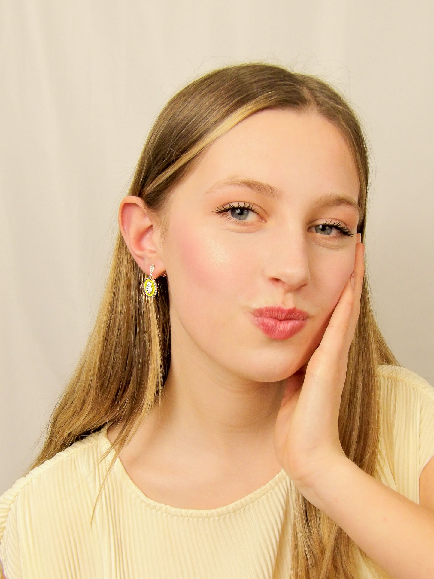 Boucles d'oreilles lapin blanc dans un miroir vert avec cerisier