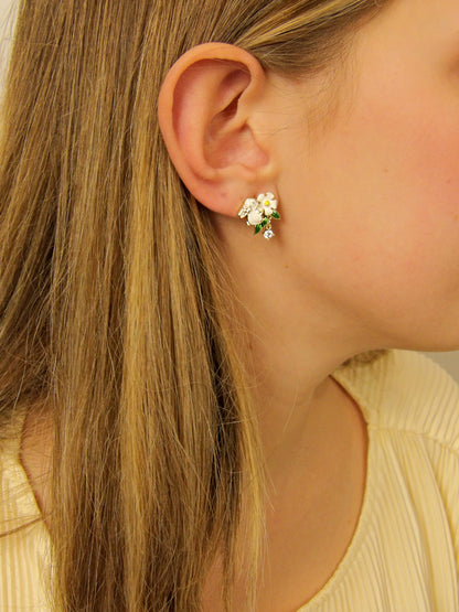 Boucles d'oreilles lapin avec fleur blanche