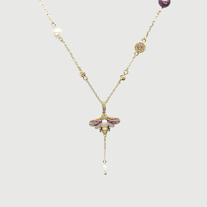 Collier abeille parmi des marguerites avec perle